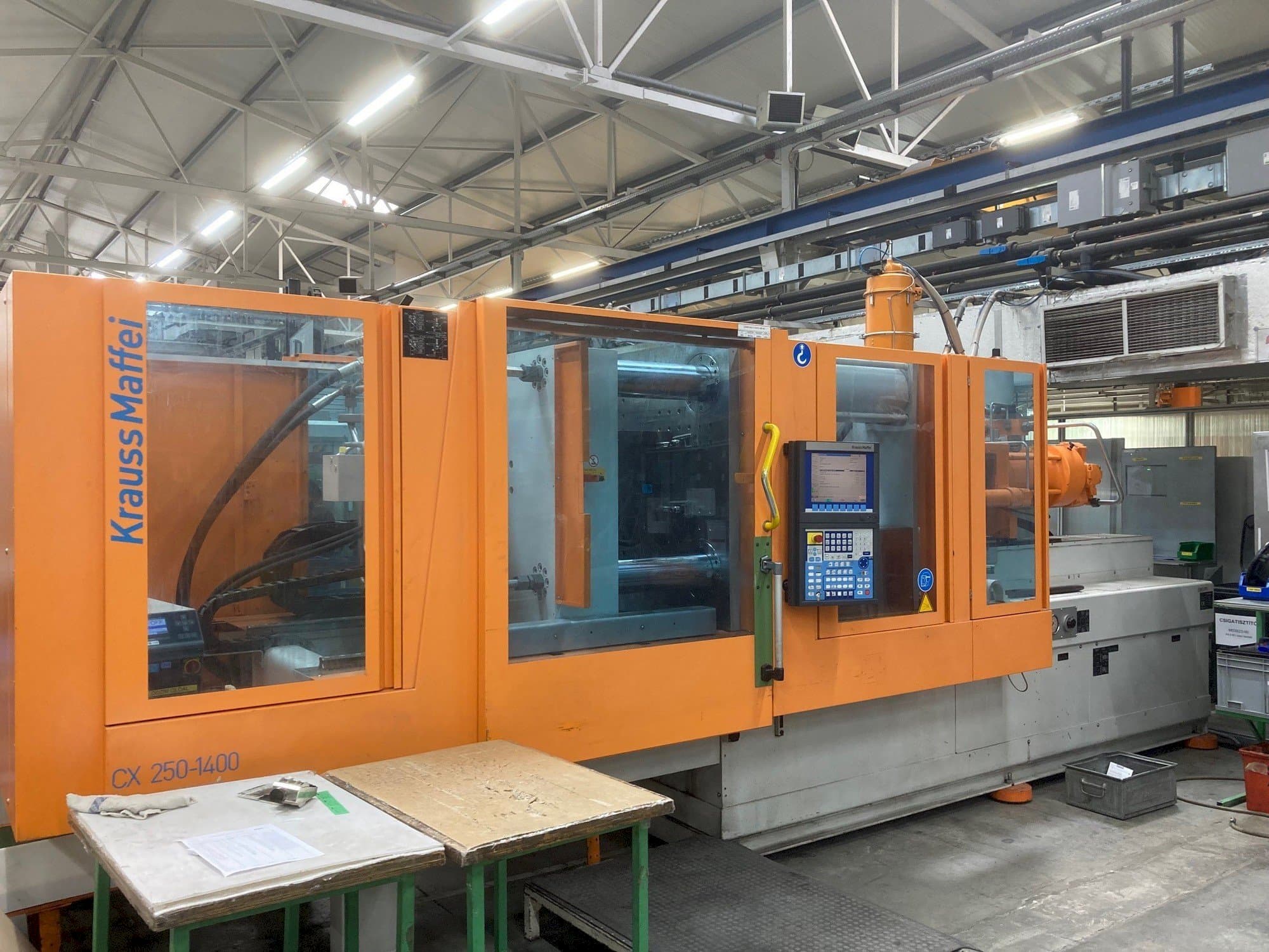 Prikaz stroja Krauss Maffei KM 250-400 CX sprijeda