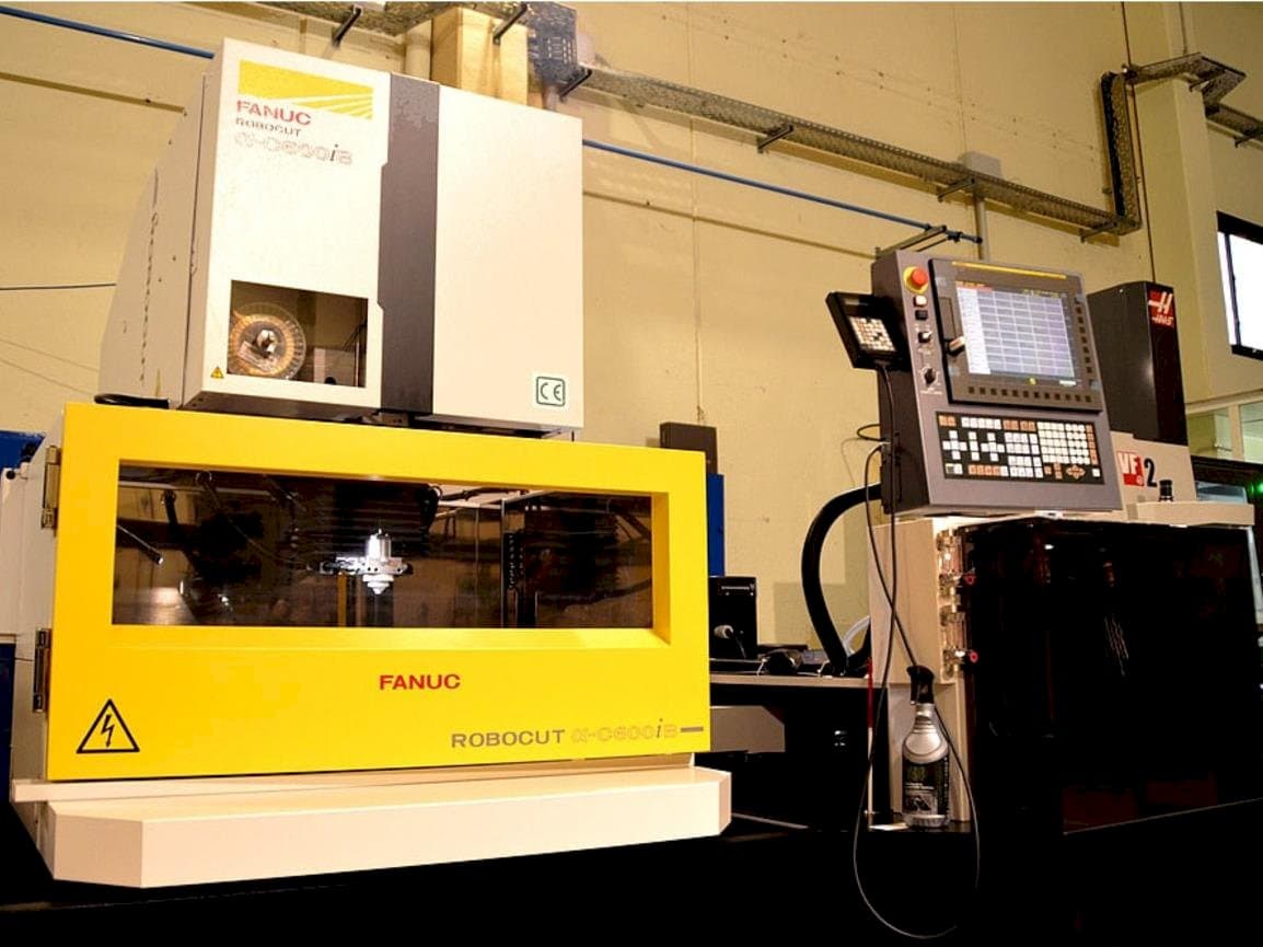 Prikaz stroja FANUC Robocut Alpha-CiB sprijeda