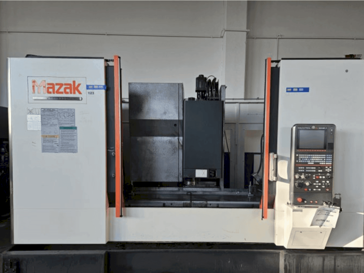 Prikaz stroja Mazak VTC-530C sprijeda