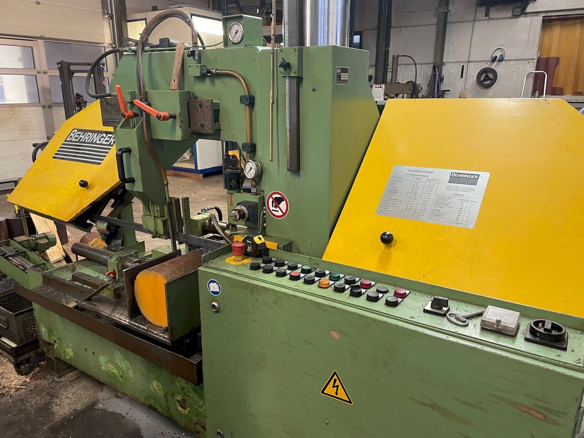 Prikaz stroja Behringer HBP 400 A sprijeda