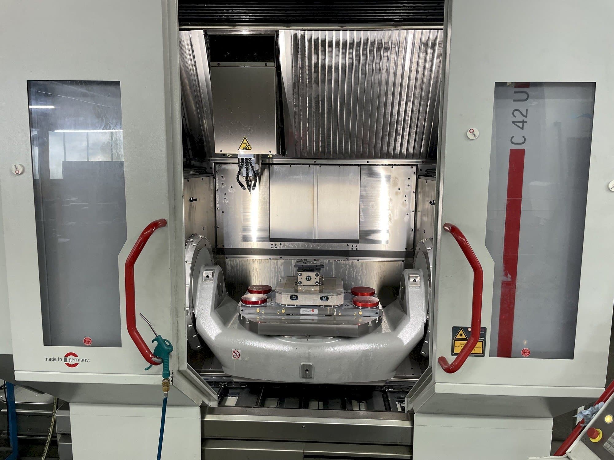 Prikaz stroja HERMLE C 42 U sprijeda