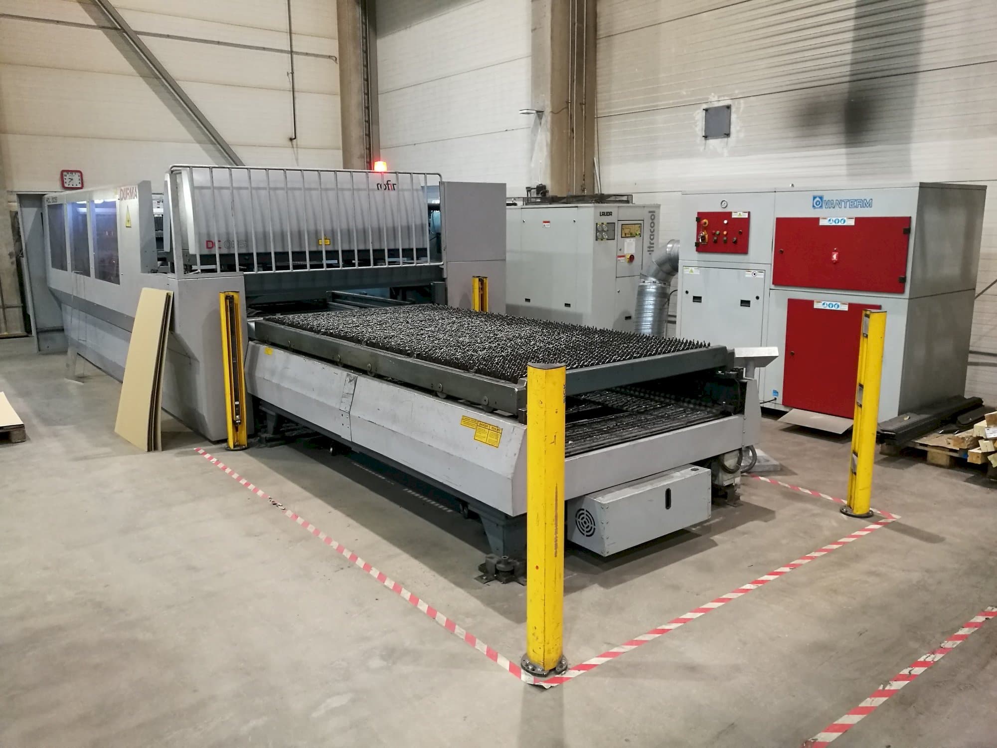 Prikaz lijeve strane stroja Durma HDL 3015