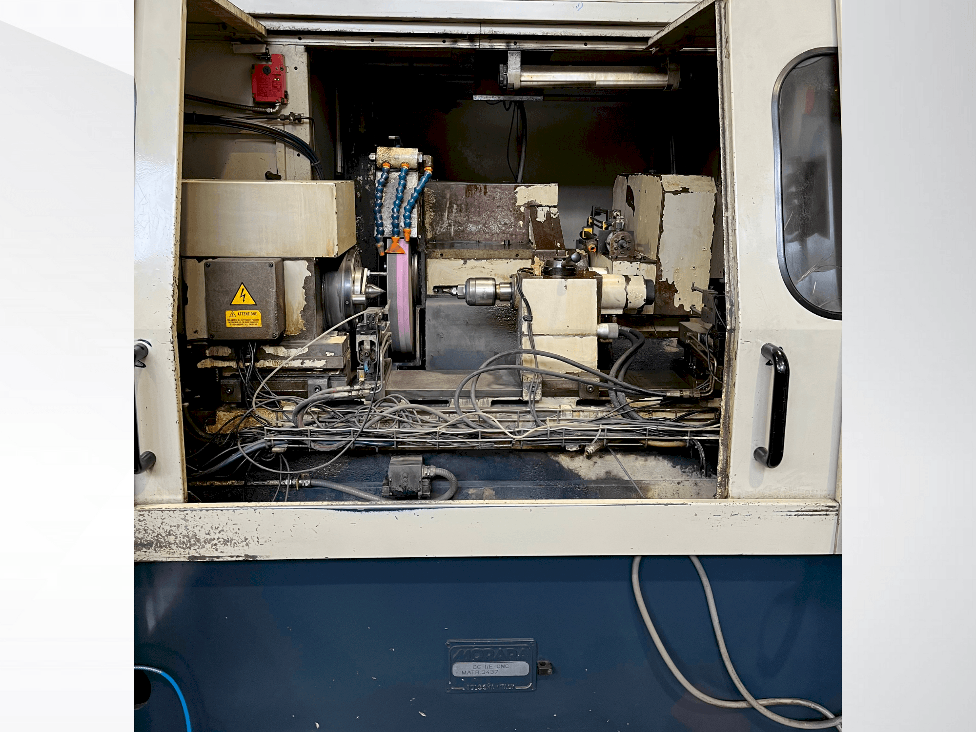 Prikaz  stroja MORARA GC I/E CNC  sprijeda