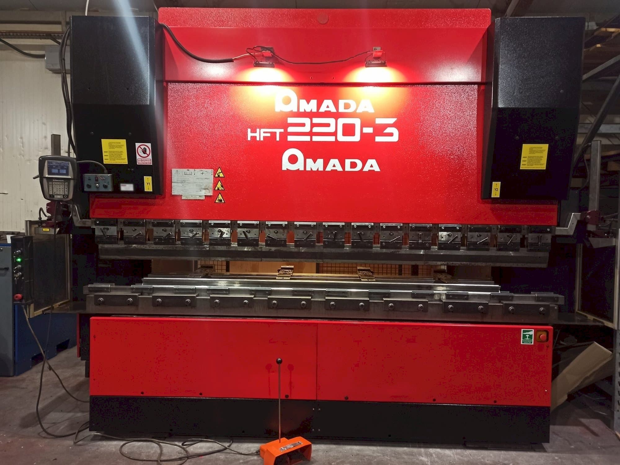 Prikaz stroja AMADA HFT 220-3 sprijeda