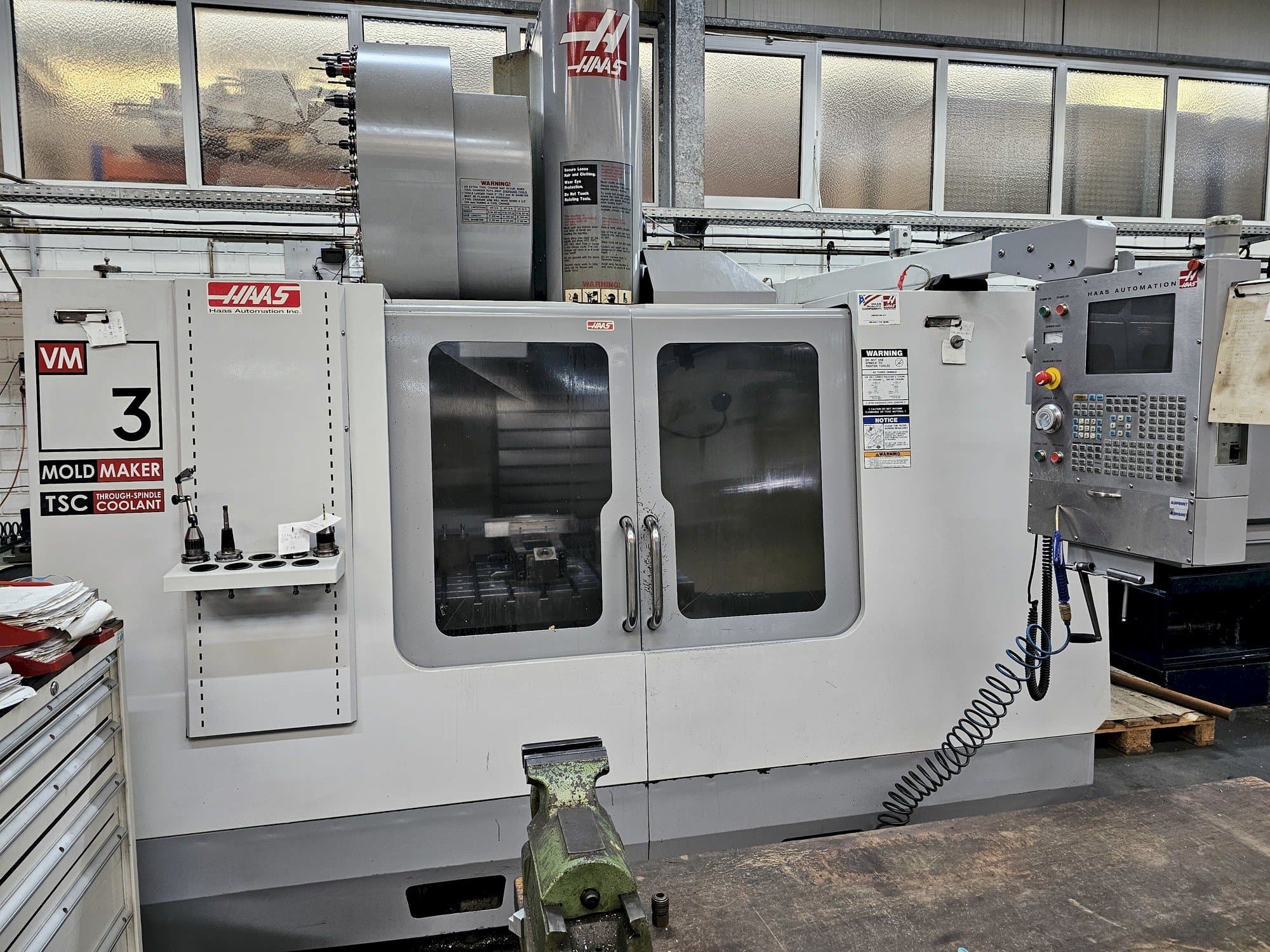 Prikaz stroja HAAS VM 3 sprijeda
