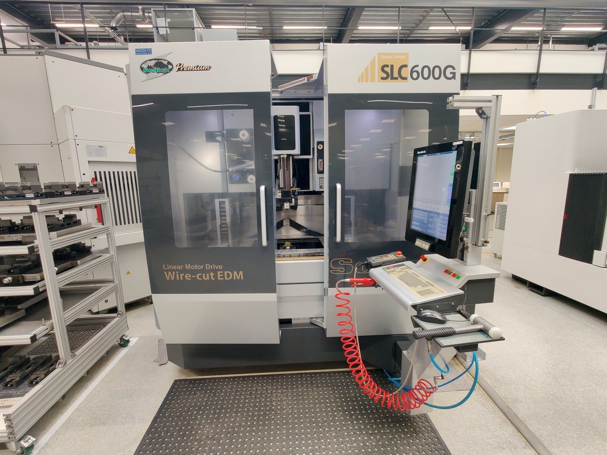 Prikaz stroja Sodick SPW600 sprijeda