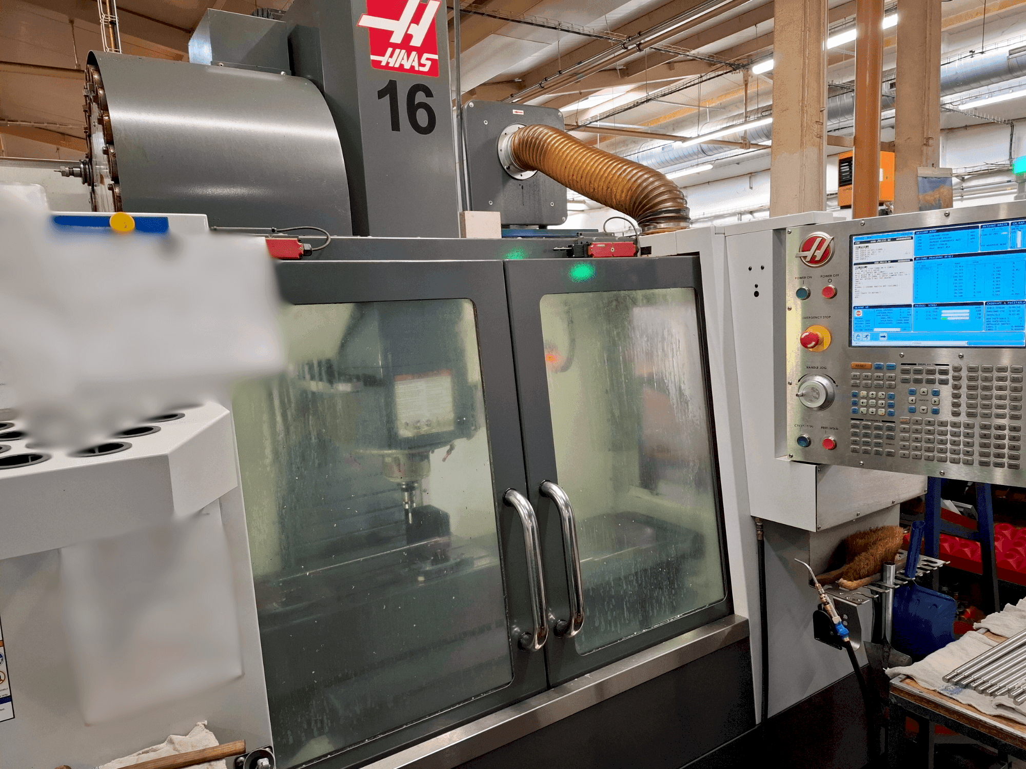 Prikaz stroja HAAS VF-2SS sprijeda