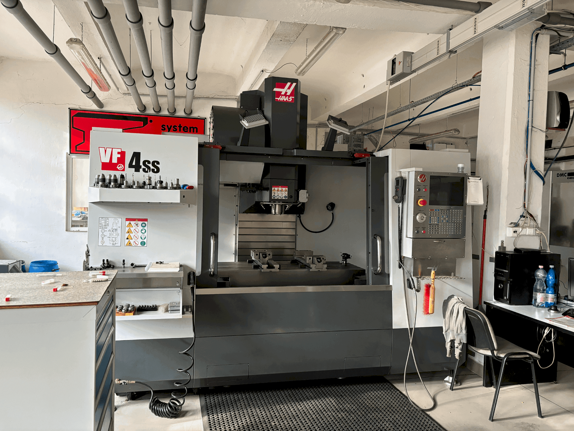 Prikaz  stroja HAAS HASS VS4SS  sprijeda