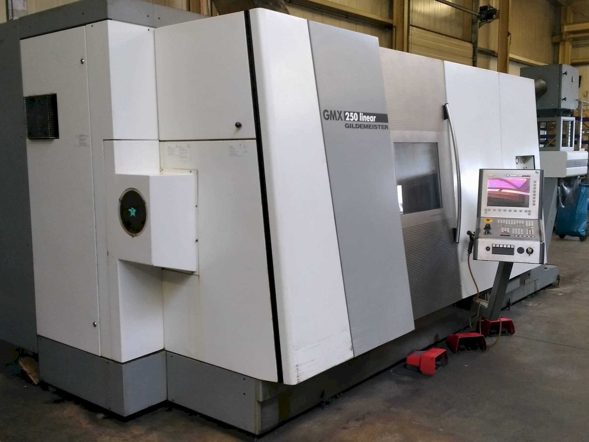 Prikaz stroja Gildemeister GMX 250 linear sprijeda