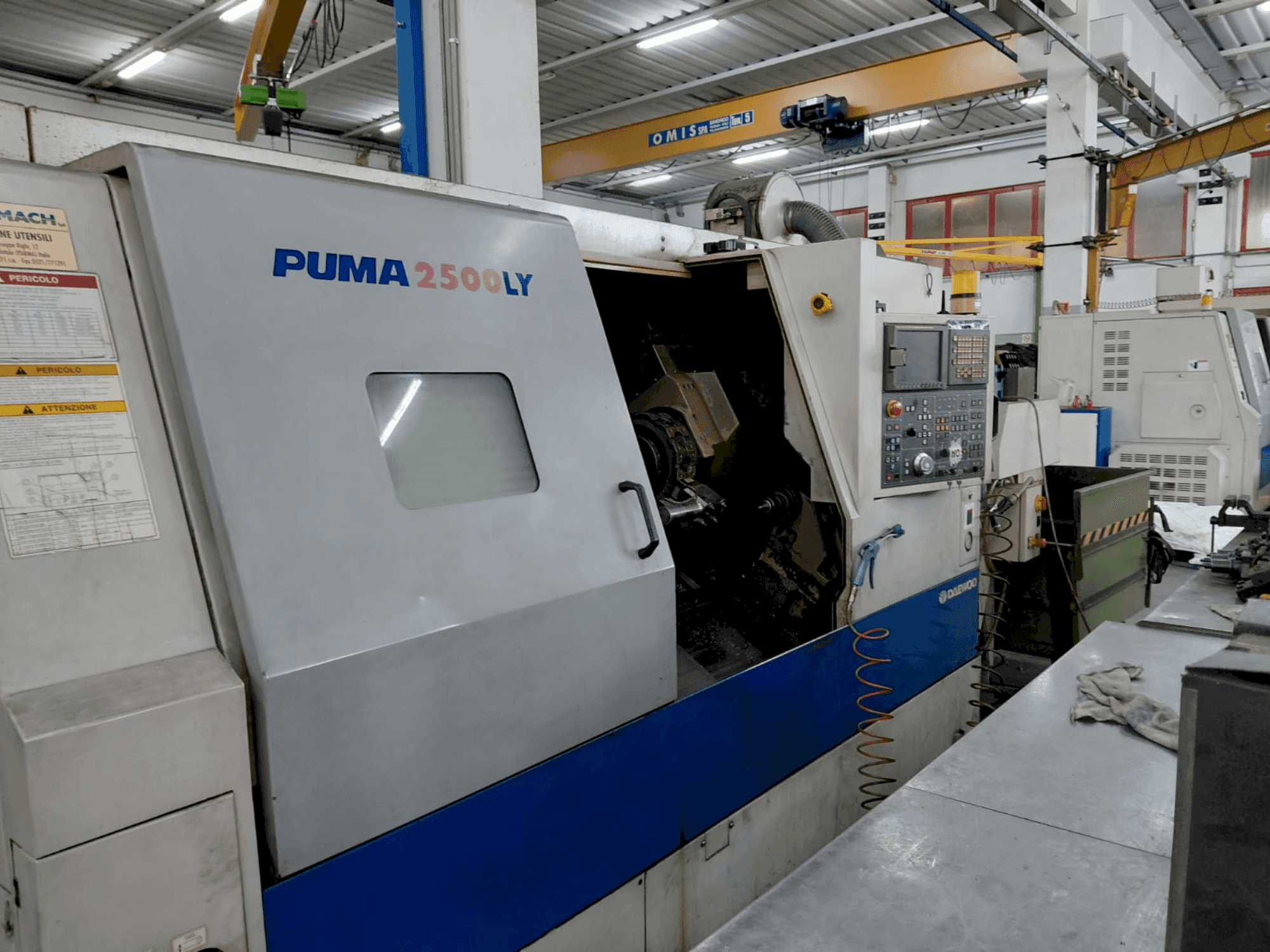 Prikaz stroja DOOSAN Puma 2500 LY sprijeda
