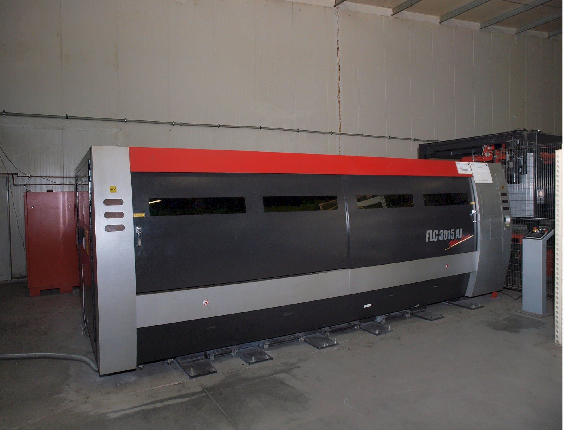 Prikaz stroja AMADA LC-3015 AJ 2kW Fiber laser sprijeda
