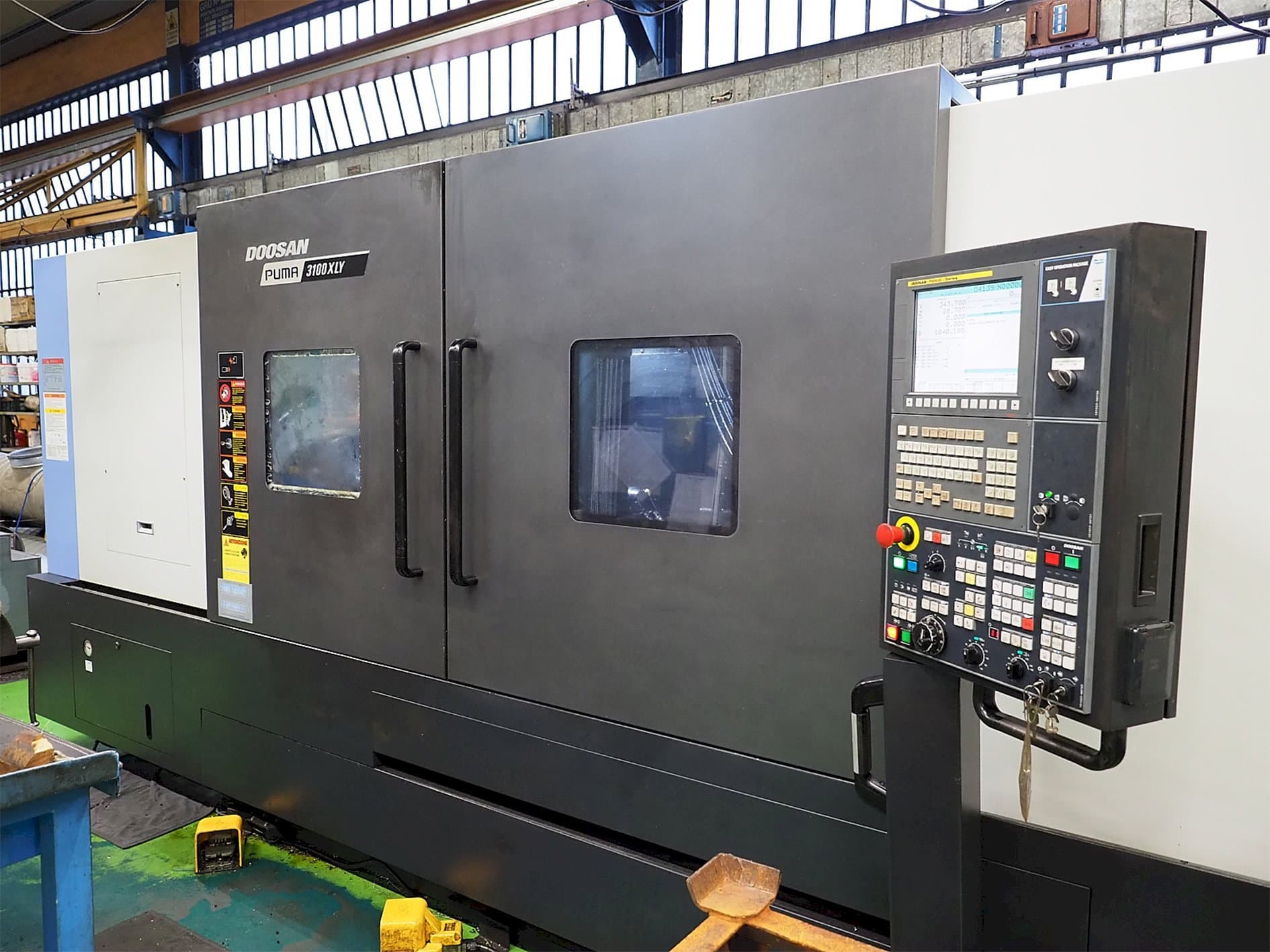 Prikaz stroja Doosan Puma 3100XLY sprijeda