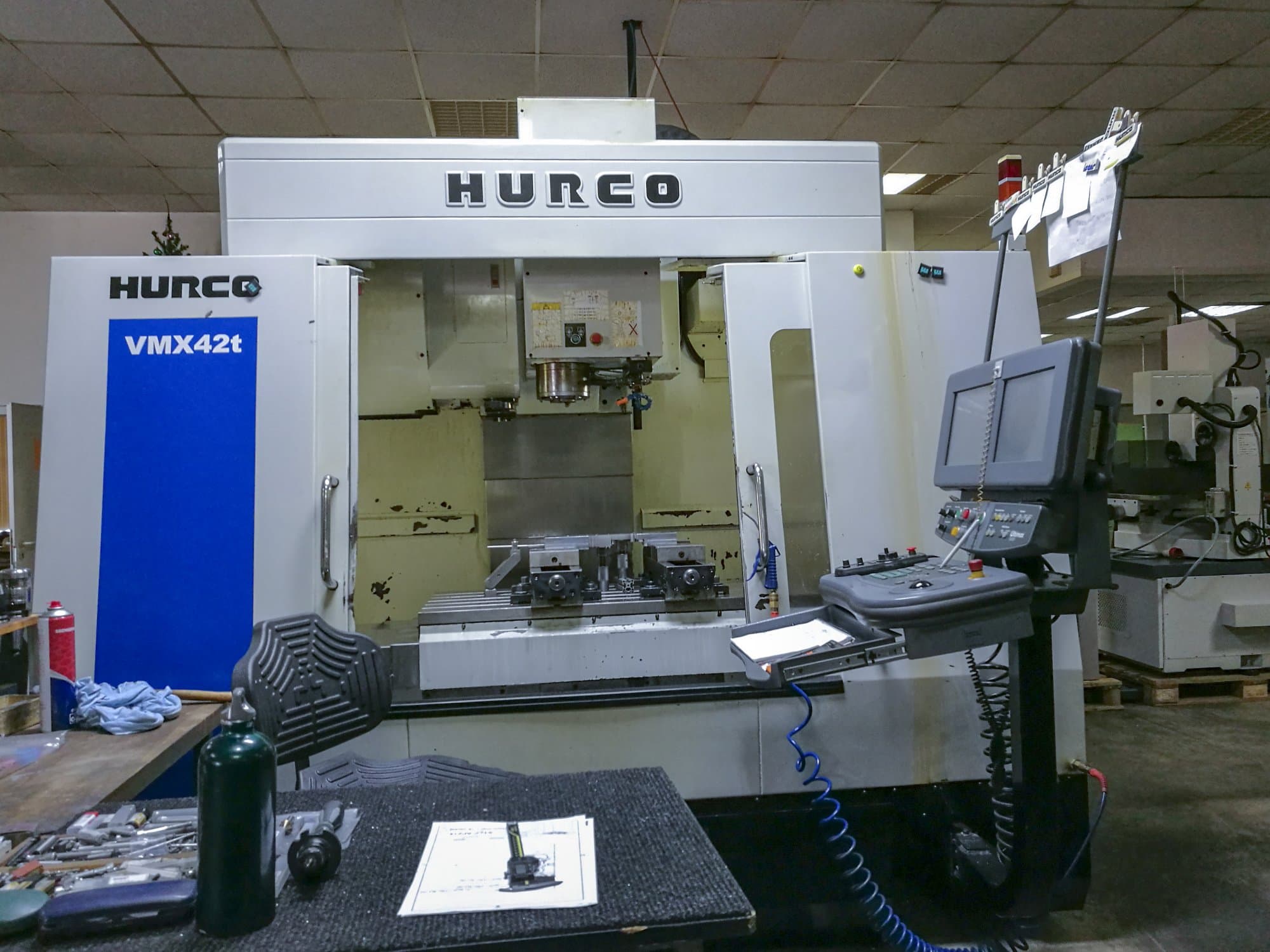 Prikaz  stroja Hurco VMX42T sprijeda