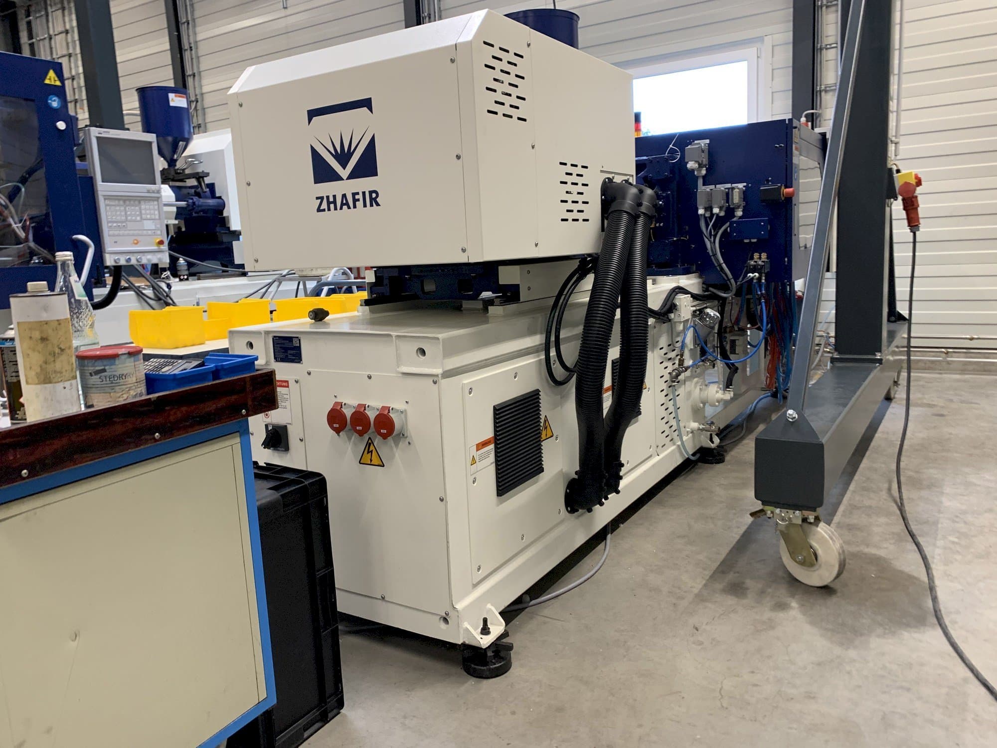 Prikaz lijeve strane stroja ZHAFIR ZERES 600 Haitian