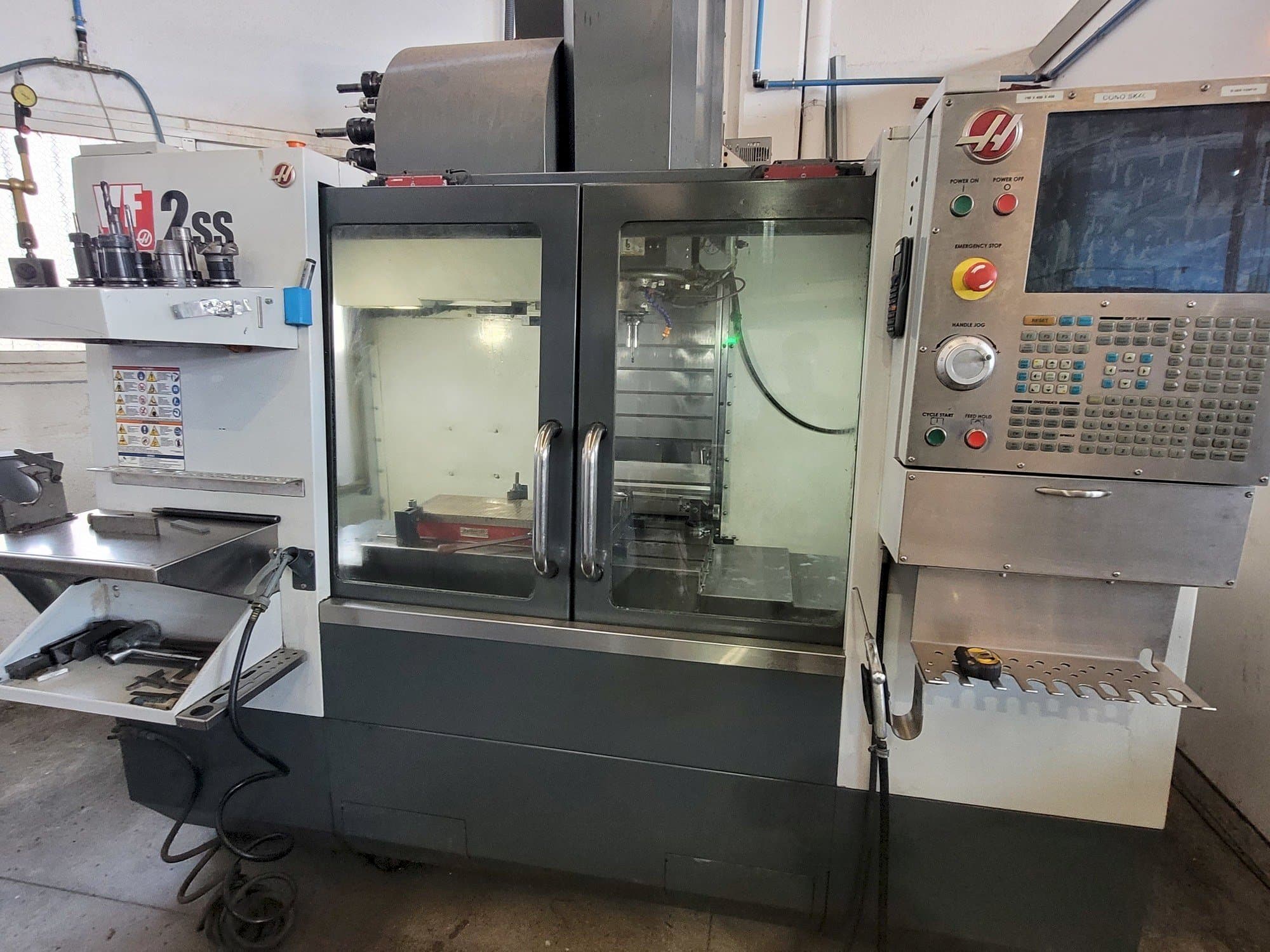 Prikaz stroja HAAS VF2SS sprijeda