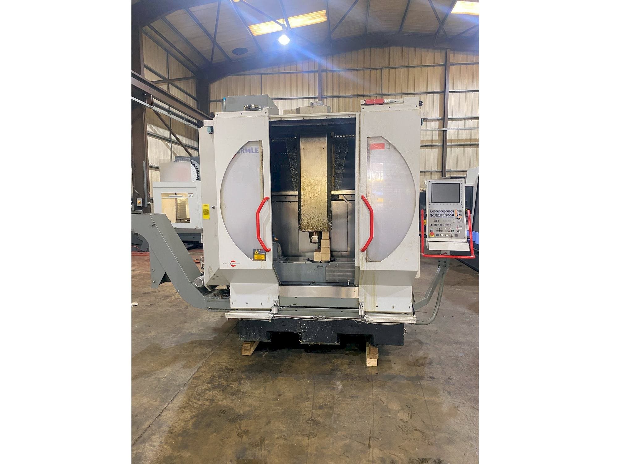 Prikaz stroja HERMLE B 300 U sprijeda