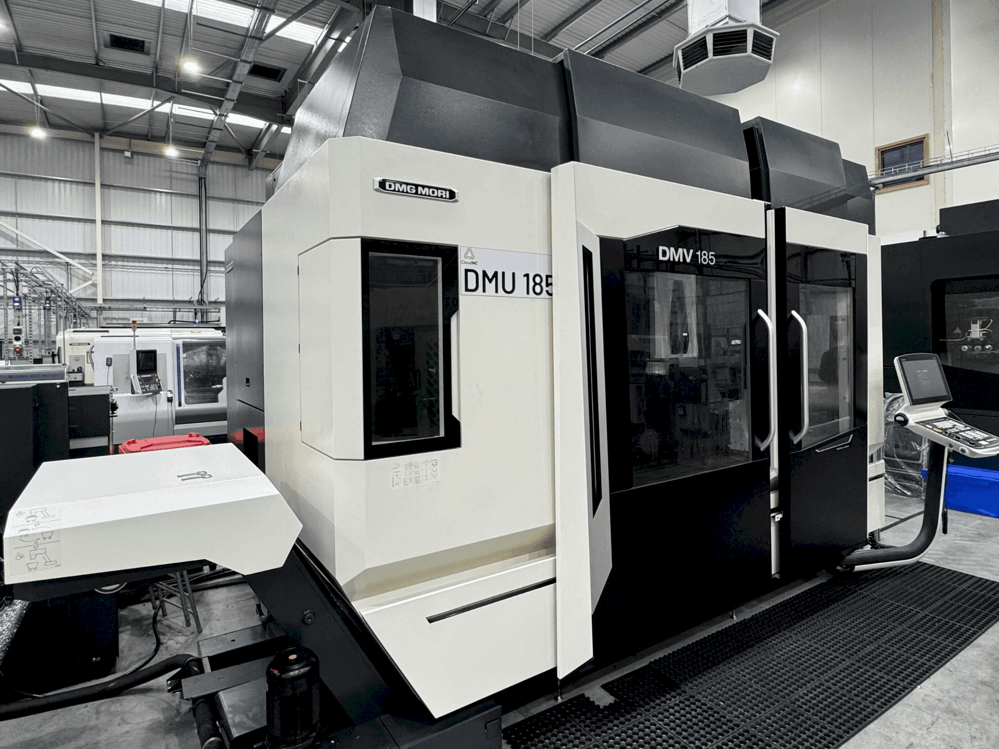 Prikaz stroja DMG MORI DMV 185 sprijeda
