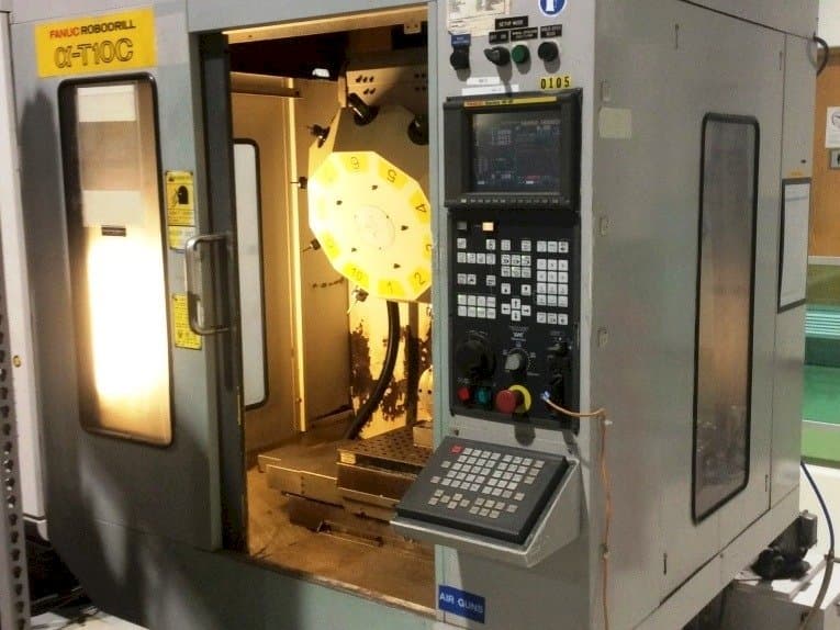Prikaz stroja FANUC RoboDrill Q-T10C sprijeda