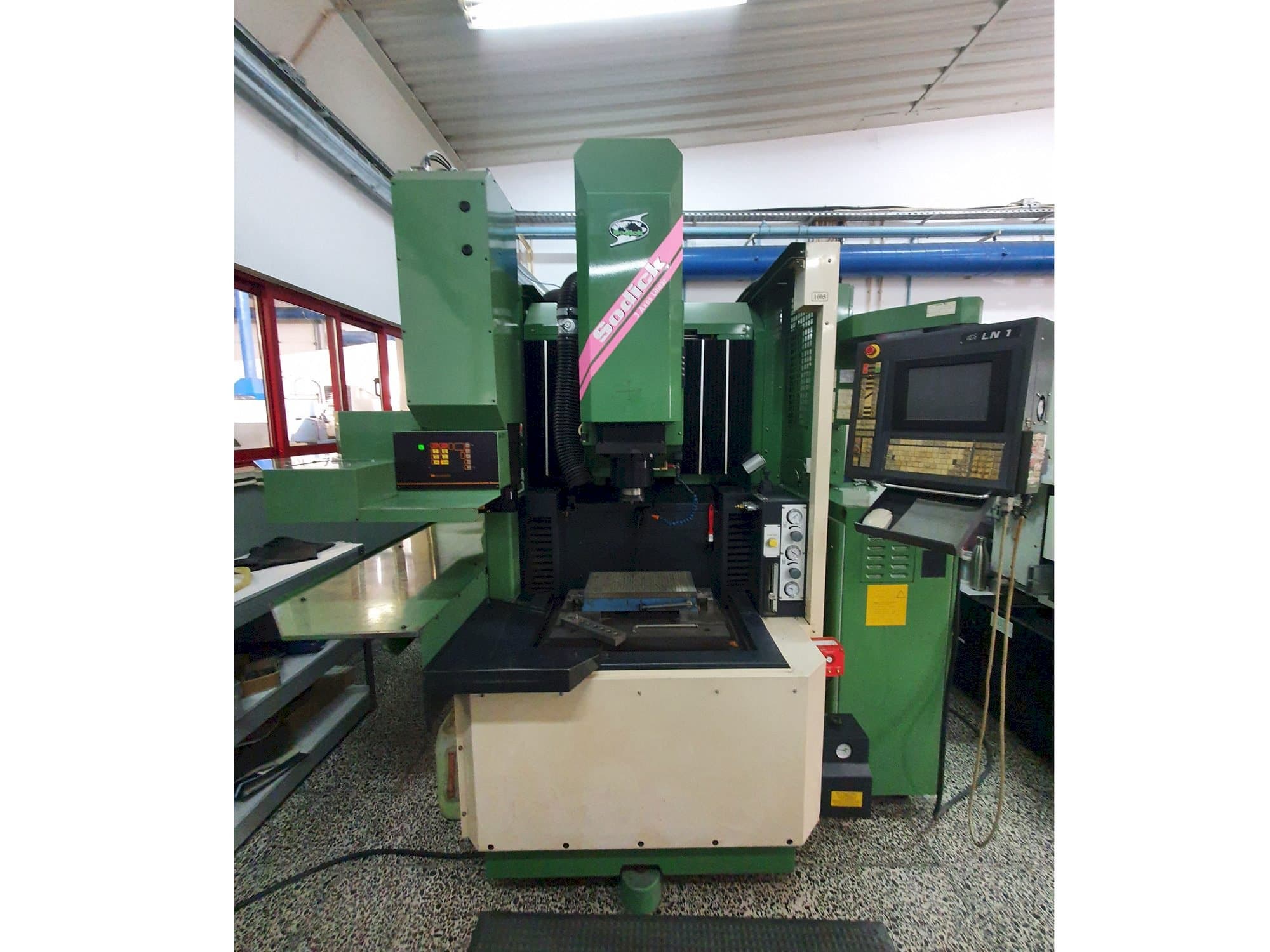 Prikaz  stroja Sodick AQ35L  sprijeda