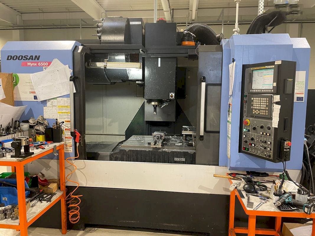 Prikaz stroja Doosan MYNX DNM 6500 sprijeda
