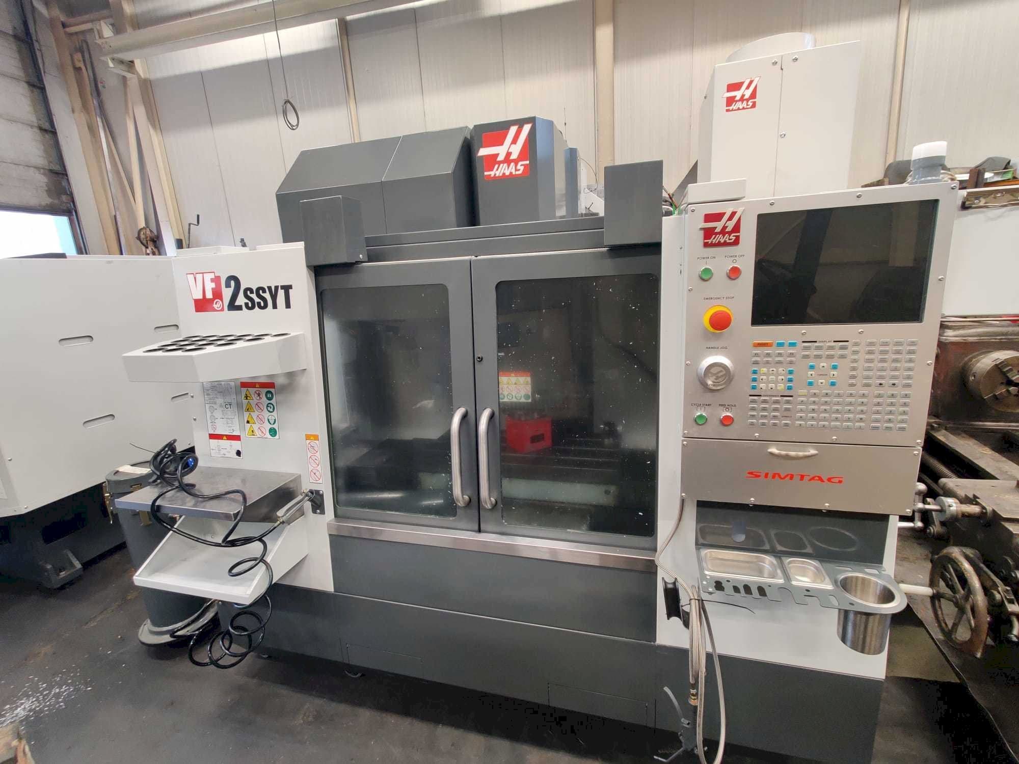 Prikaz stroja HAAS VF-2SSYT sprijeda