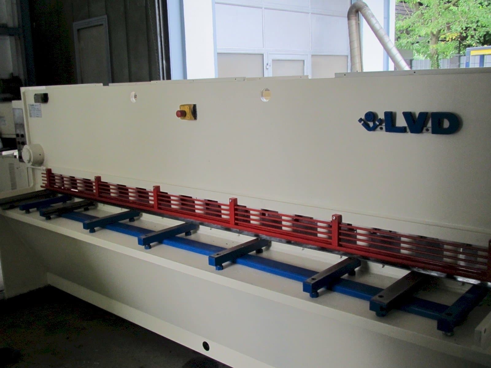 Prikaz  stroja LVD HST  31/6  sprijeda