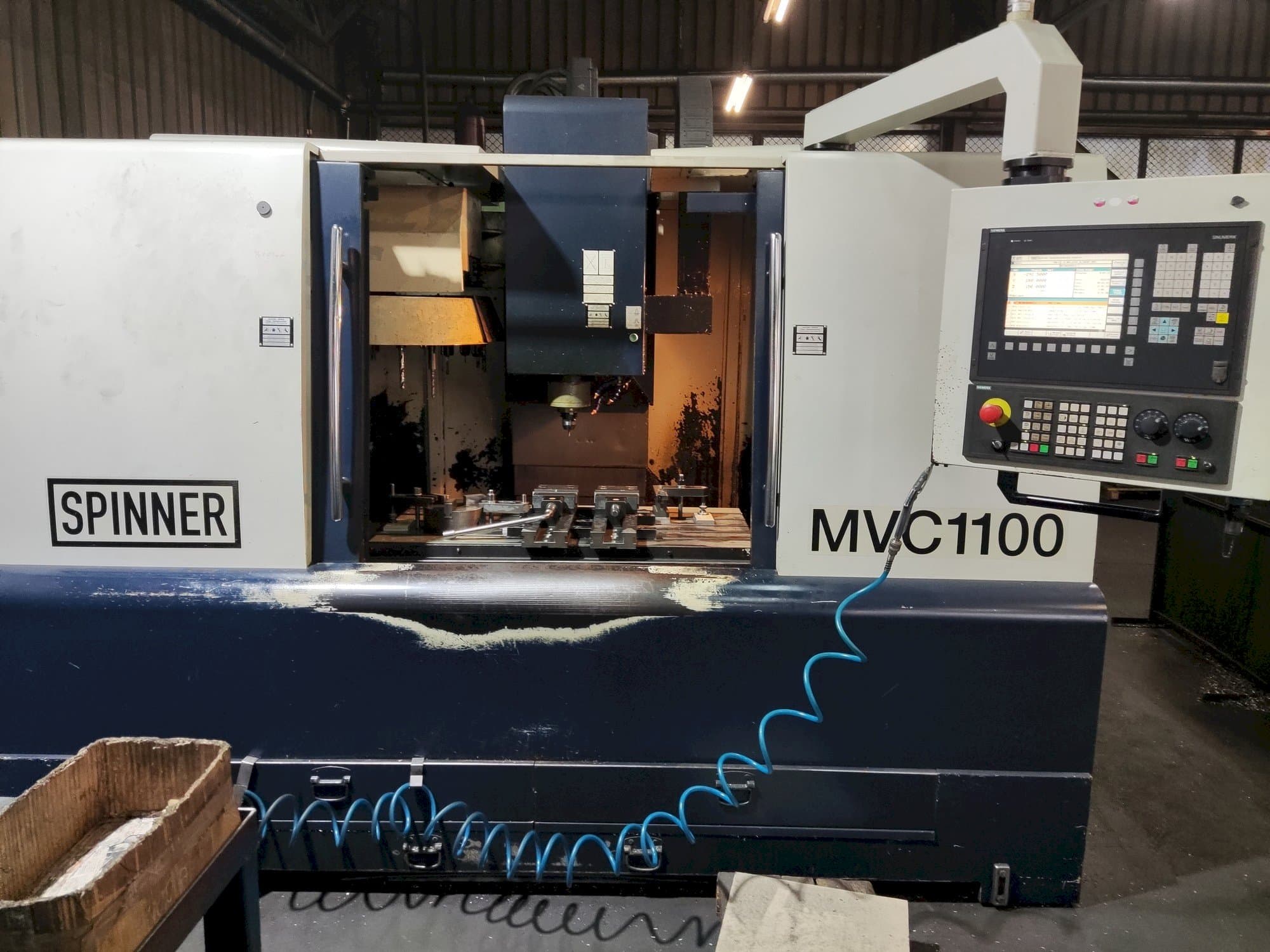 Prikaz stroja SPINNER MVC-1100 sprijeda