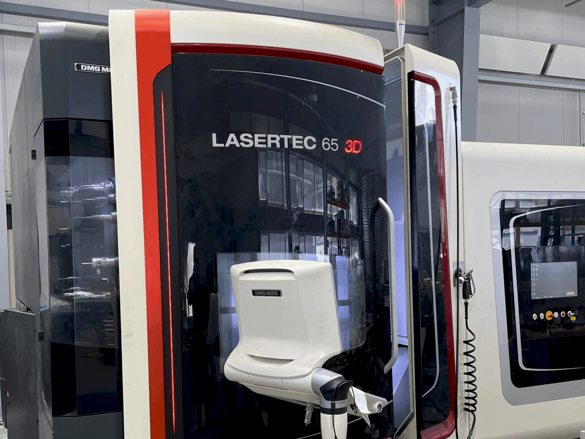 Prikaz stroja DMG MORI LASERTEC 65 3D Hybrid sprijeda