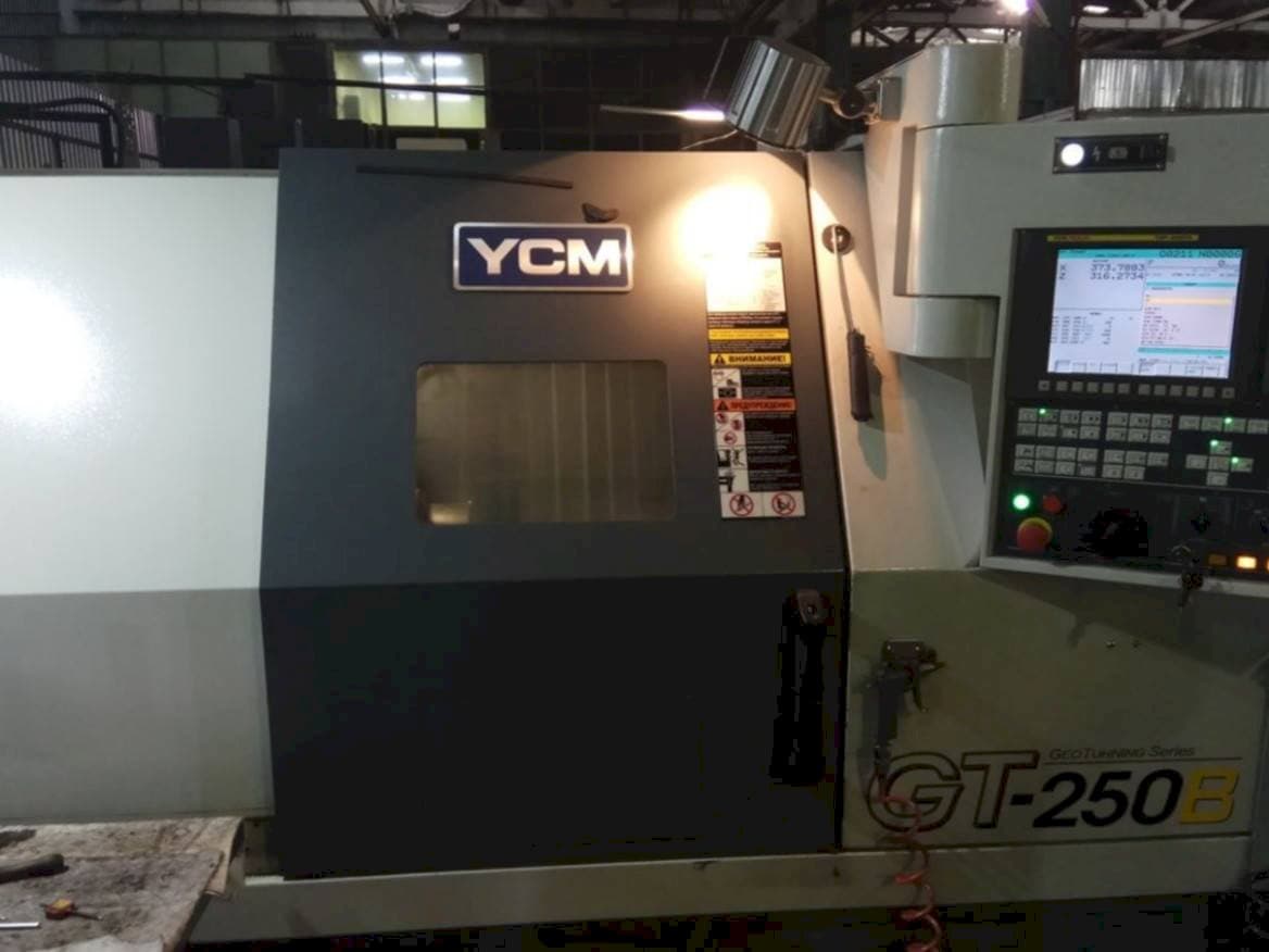 Prikaz stroja YCM GT250B sprijeda