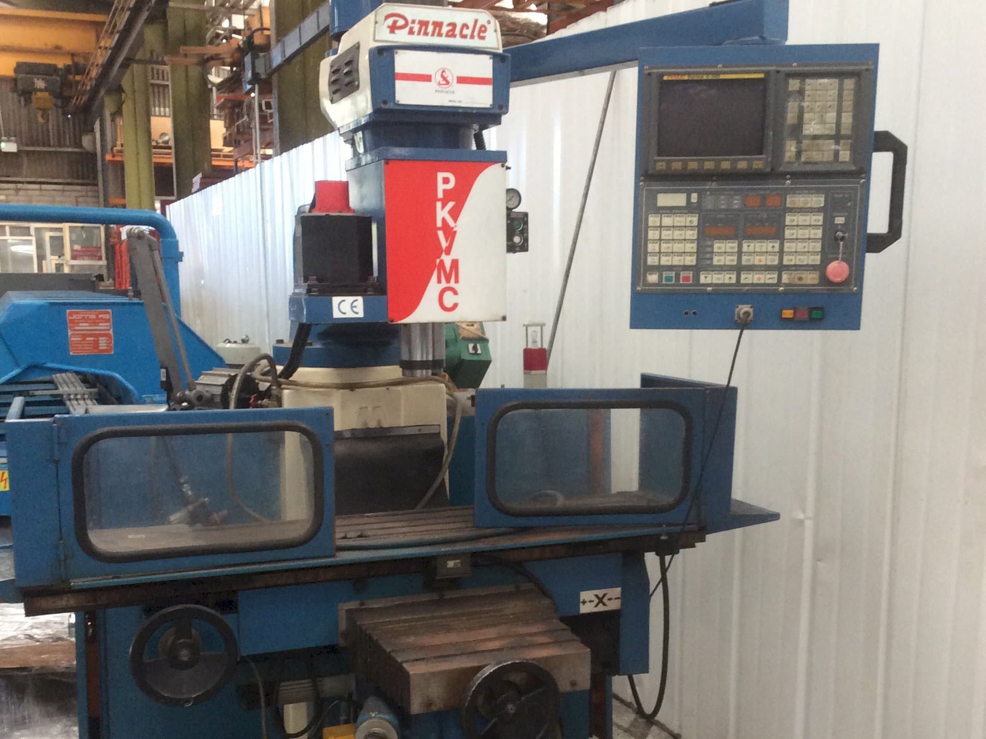 Prikaz stroja Pinnacle PKVMC sprijeda