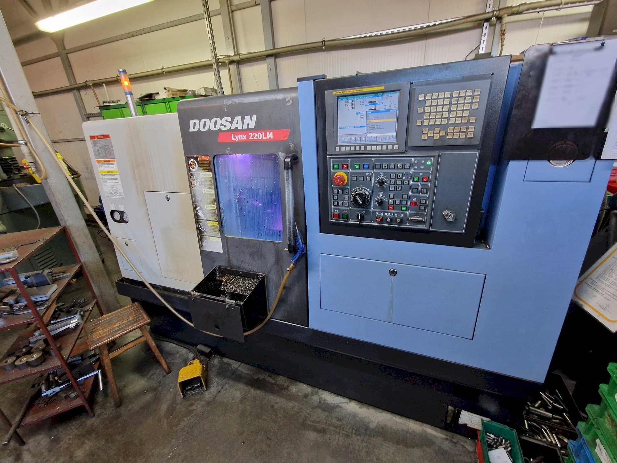 Prikaz stroja Doosan LYNX 220 LMC sprijeda