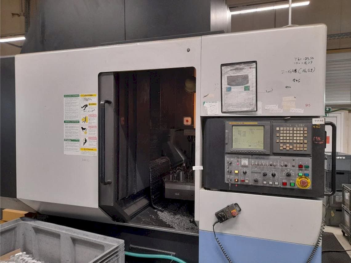 Prikaz stroja Doosan VC 500 sprijeda