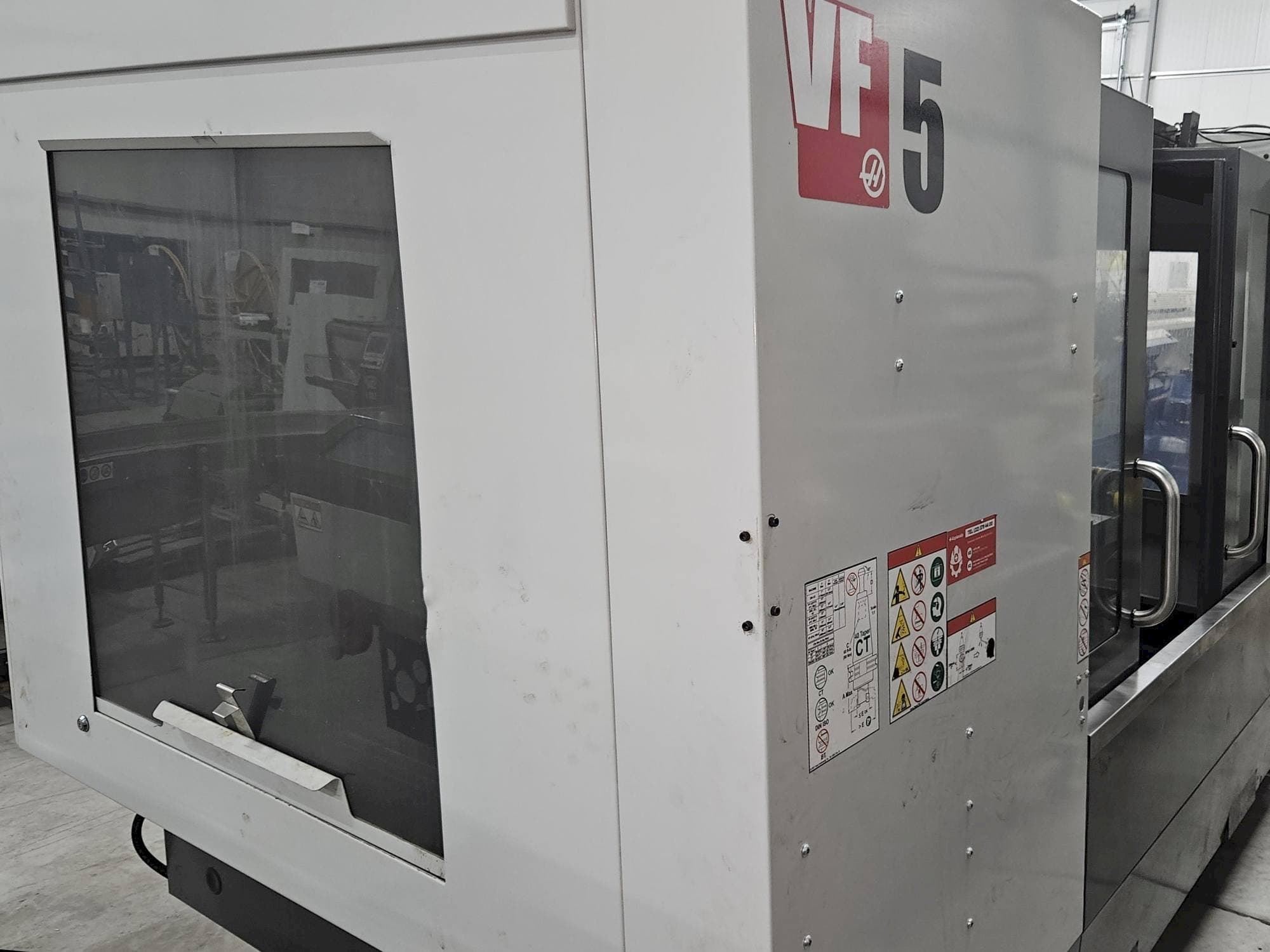 Prikaz stroja HAAS VF-5/40 sprijeda