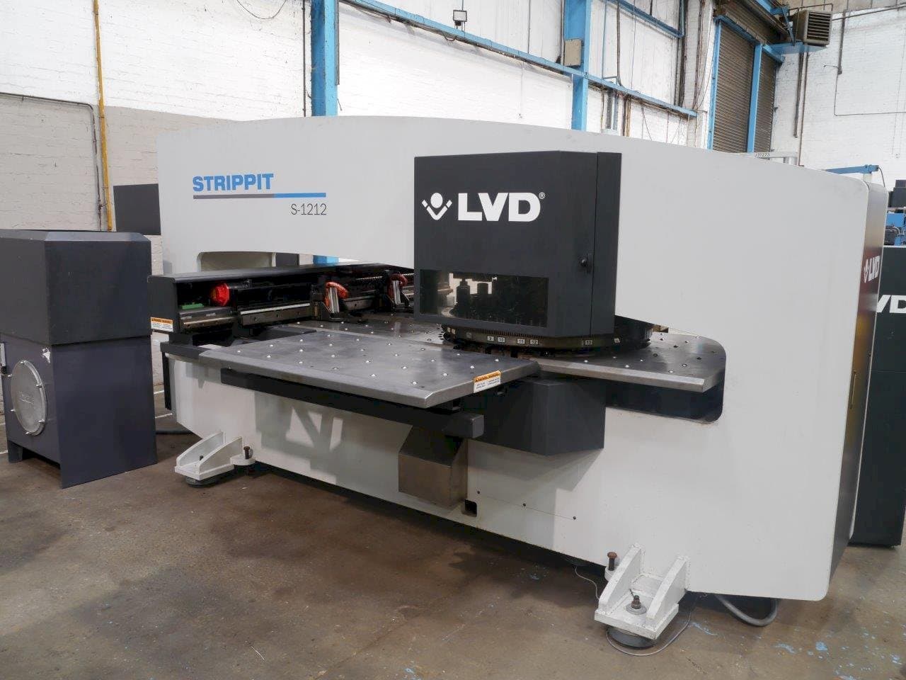 Prikaz stroja LVD STRIPPIT S 1212 sprijeda