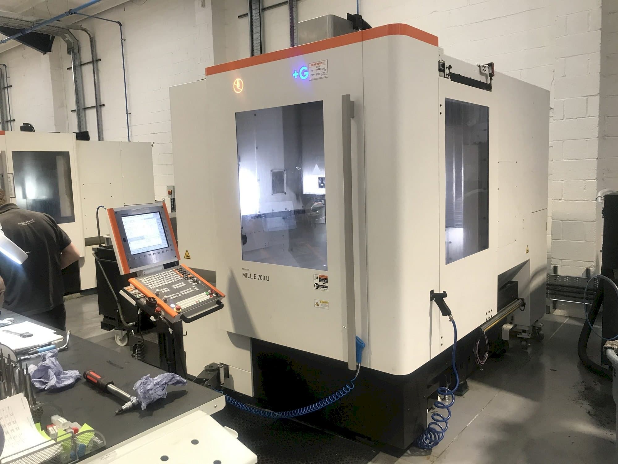 Prikaz stroja MIKRON Mill E 700 U sprijeda