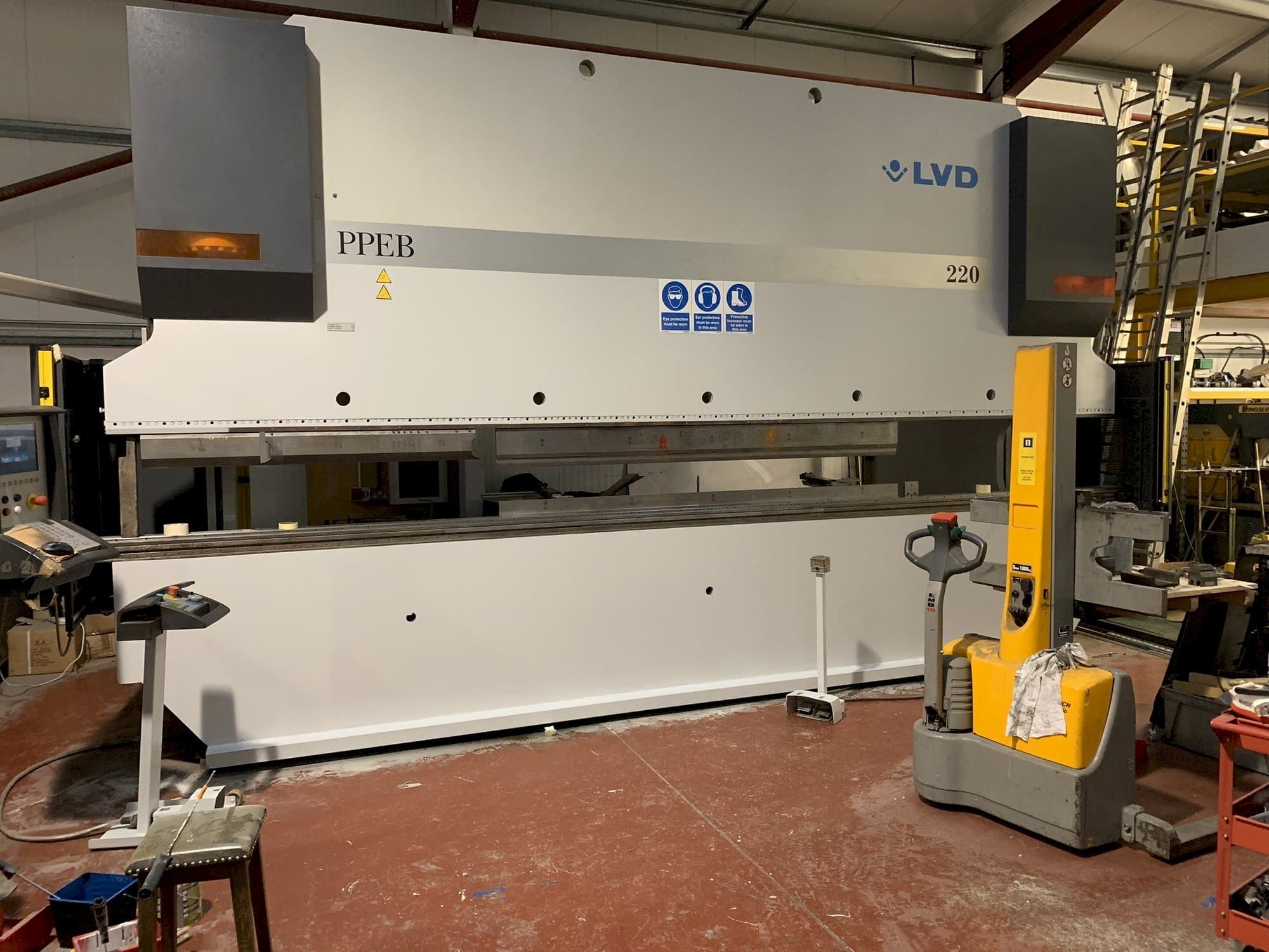 Prikaz stroja LVD PPEB 220/6100 sprijeda