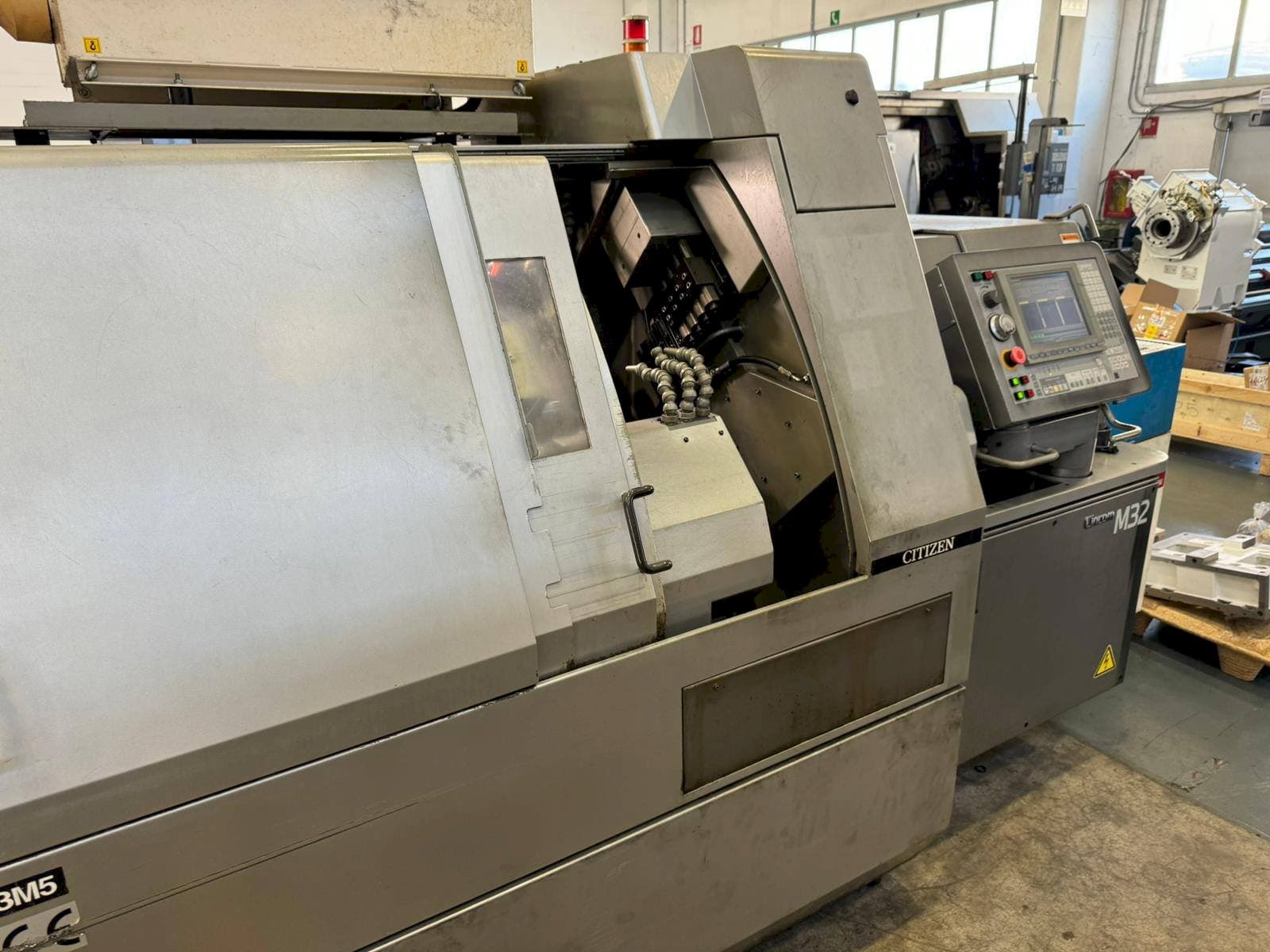 Prikaz stroja Citizen M32V sprijeda