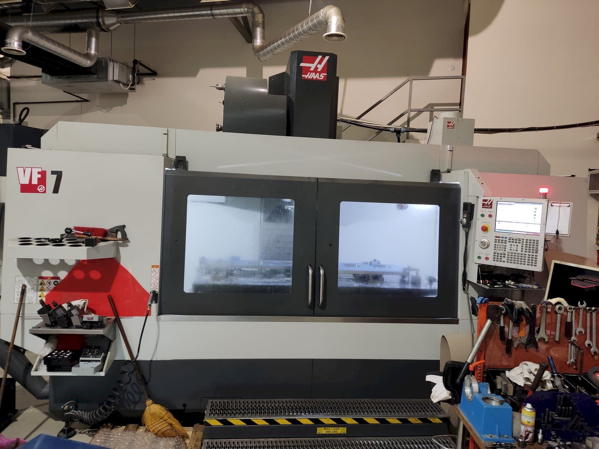 Prikaz stroja HAAS VF-7 sprijeda