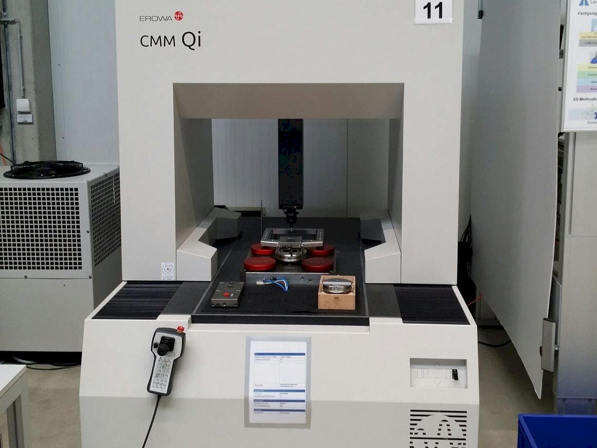 Prikaz stroja EROWA CMM Qi sprijeda