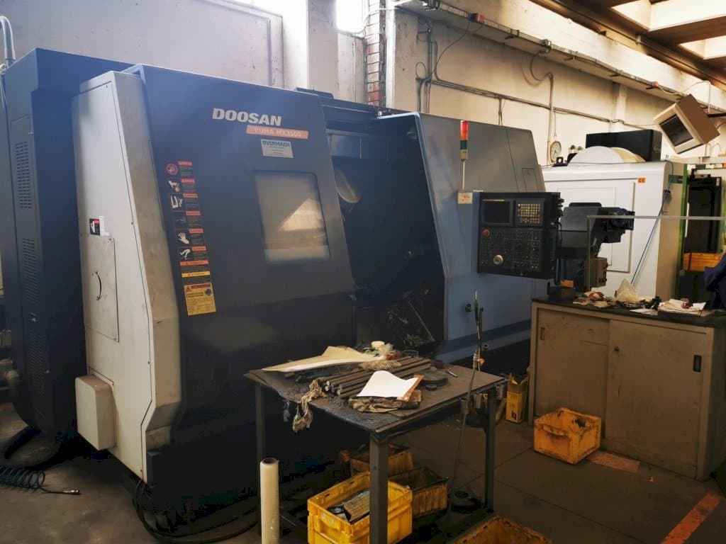 Prikaz stroja Doosan Puma MX 2500 sprijeda