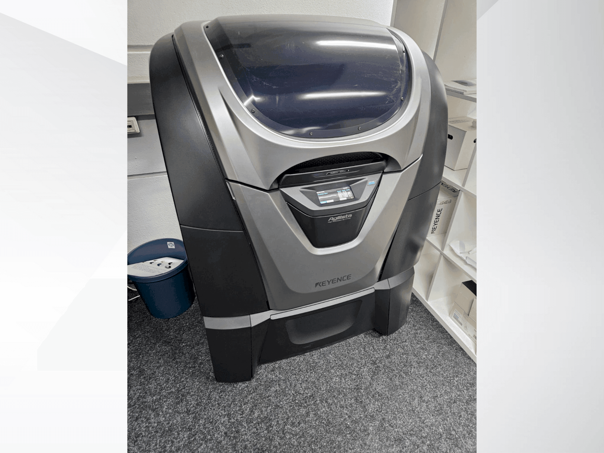 Prikaz  stroja KEYENCE Agilista 3200 W  sprijeda