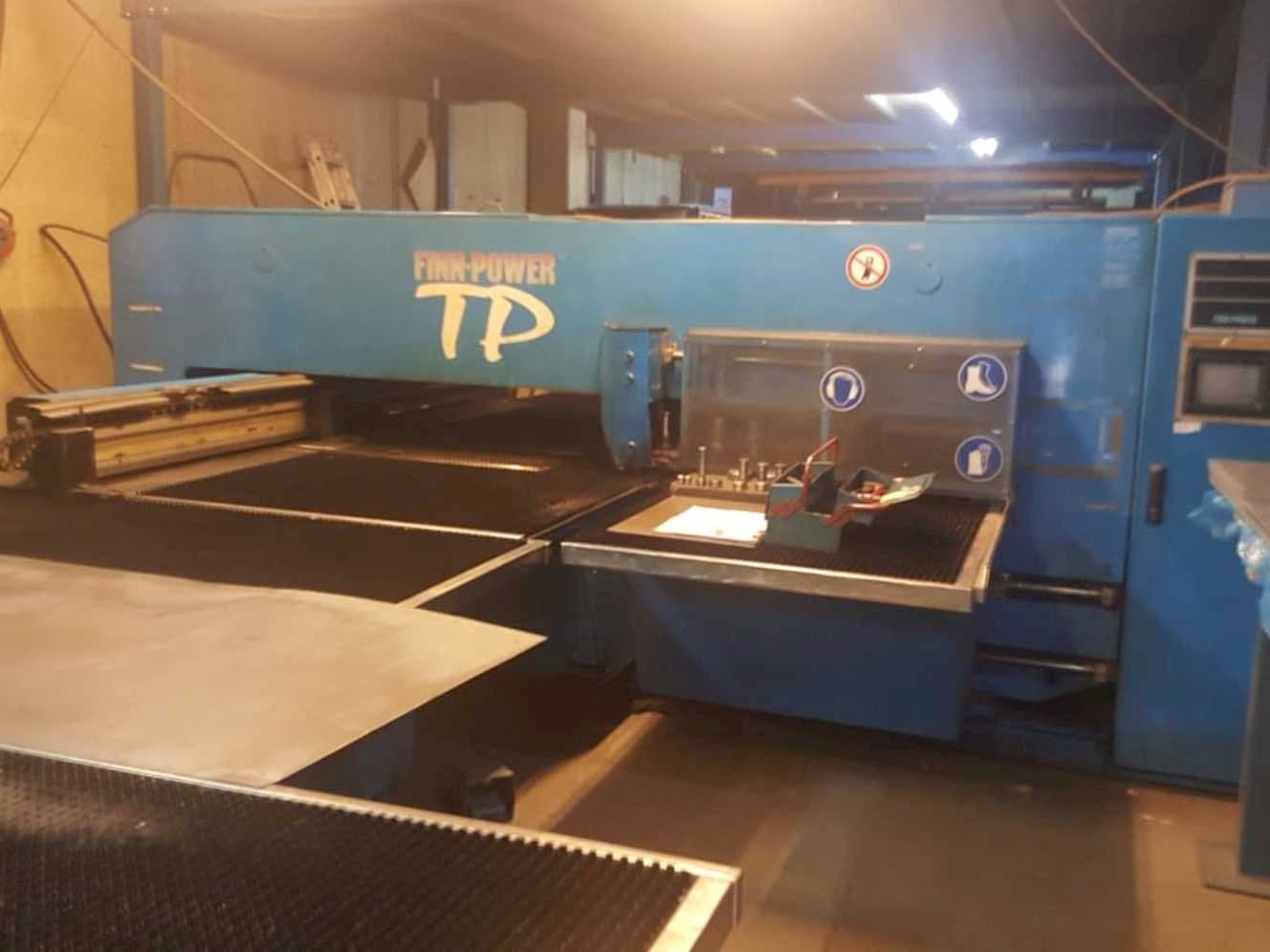 Prikaz  stroja Finn-Power TP2520B1/AM  sprijeda