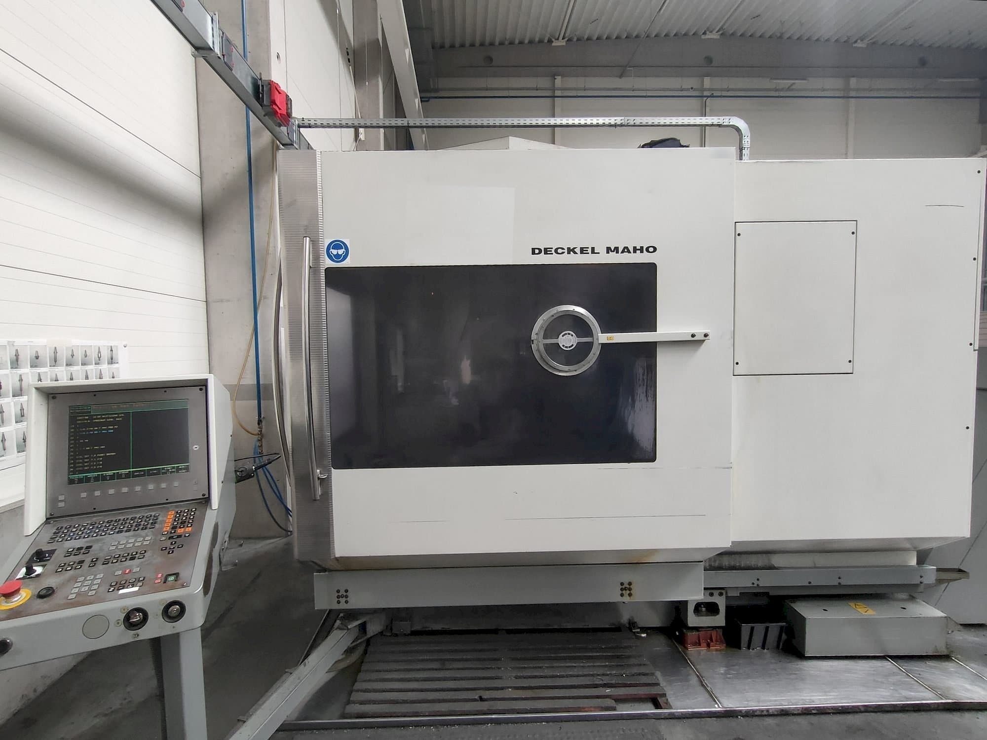 Prikaz stroja DECKEL MAHO DMU 60P sprijeda