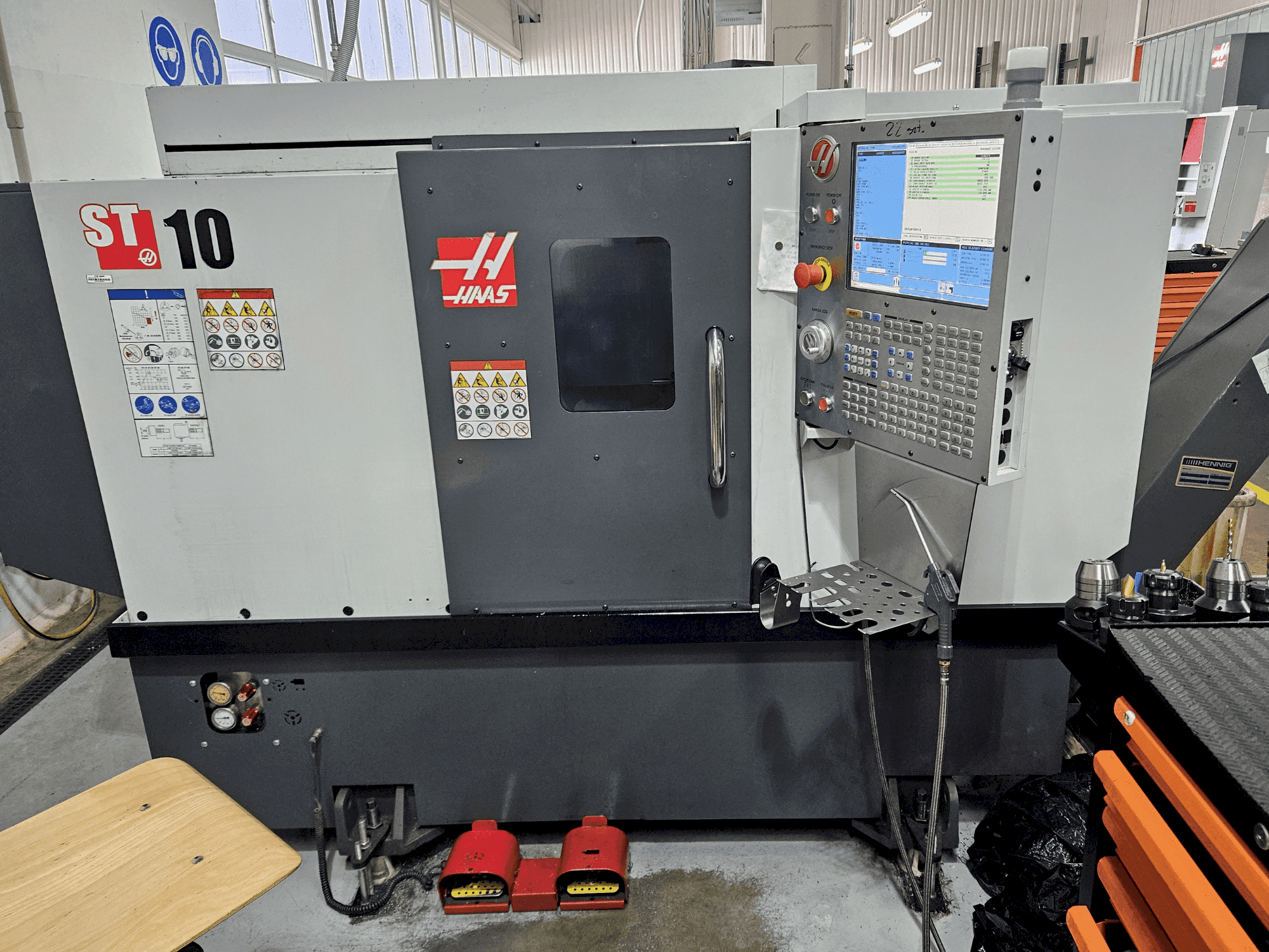 Prikaz  stroja HAAS ST-10  sprijeda