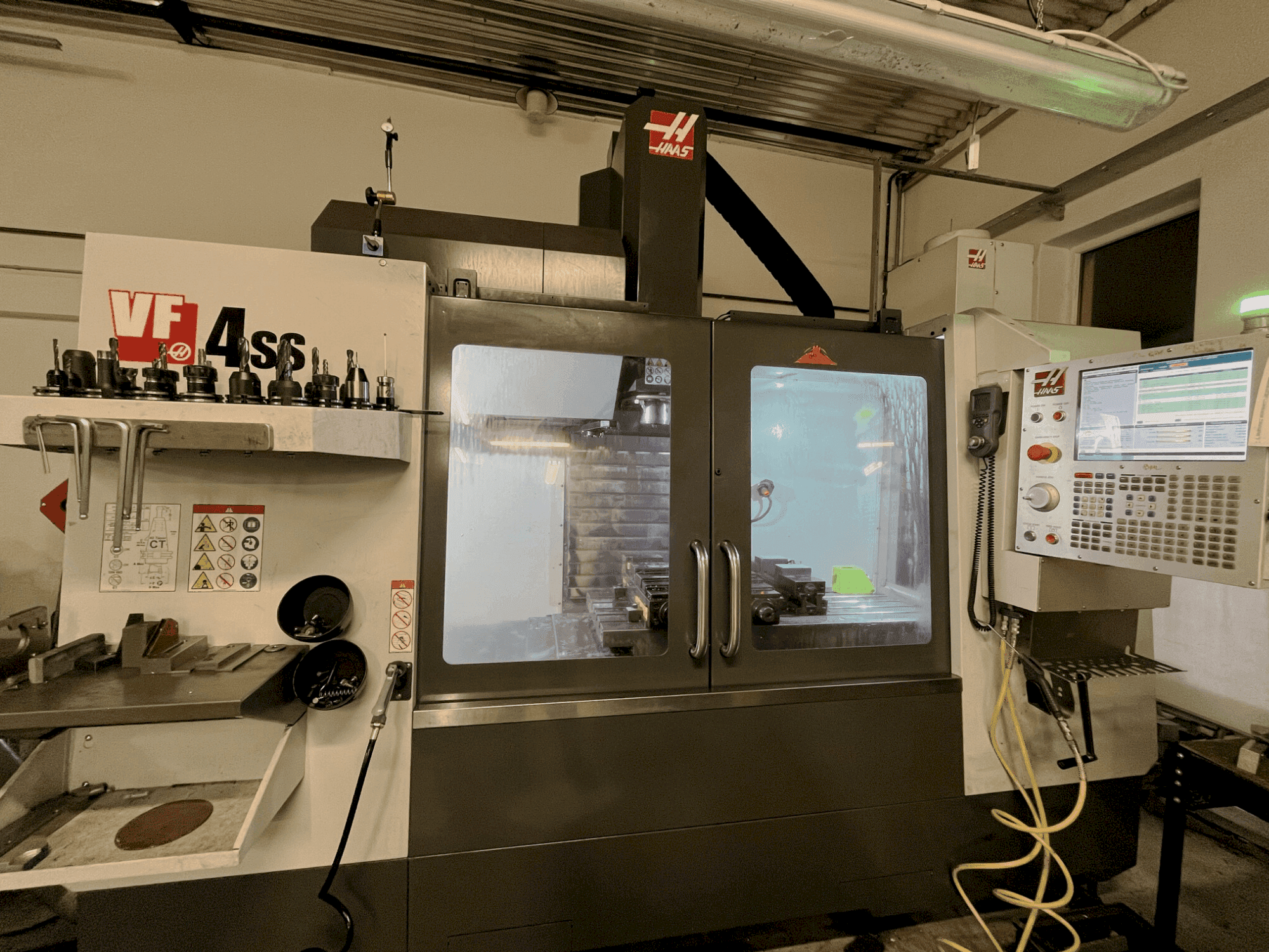Prikaz stroja HAAS VF4-SS sprijeda