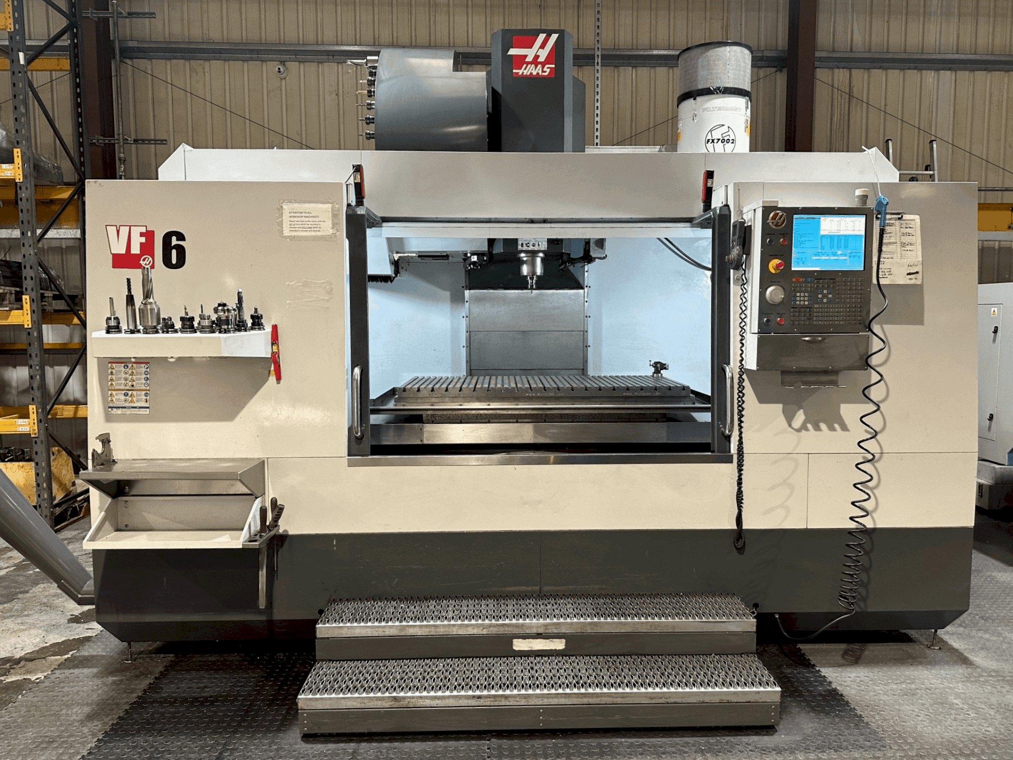 Prikaz stroja HAAS VF-6/40 sprijeda