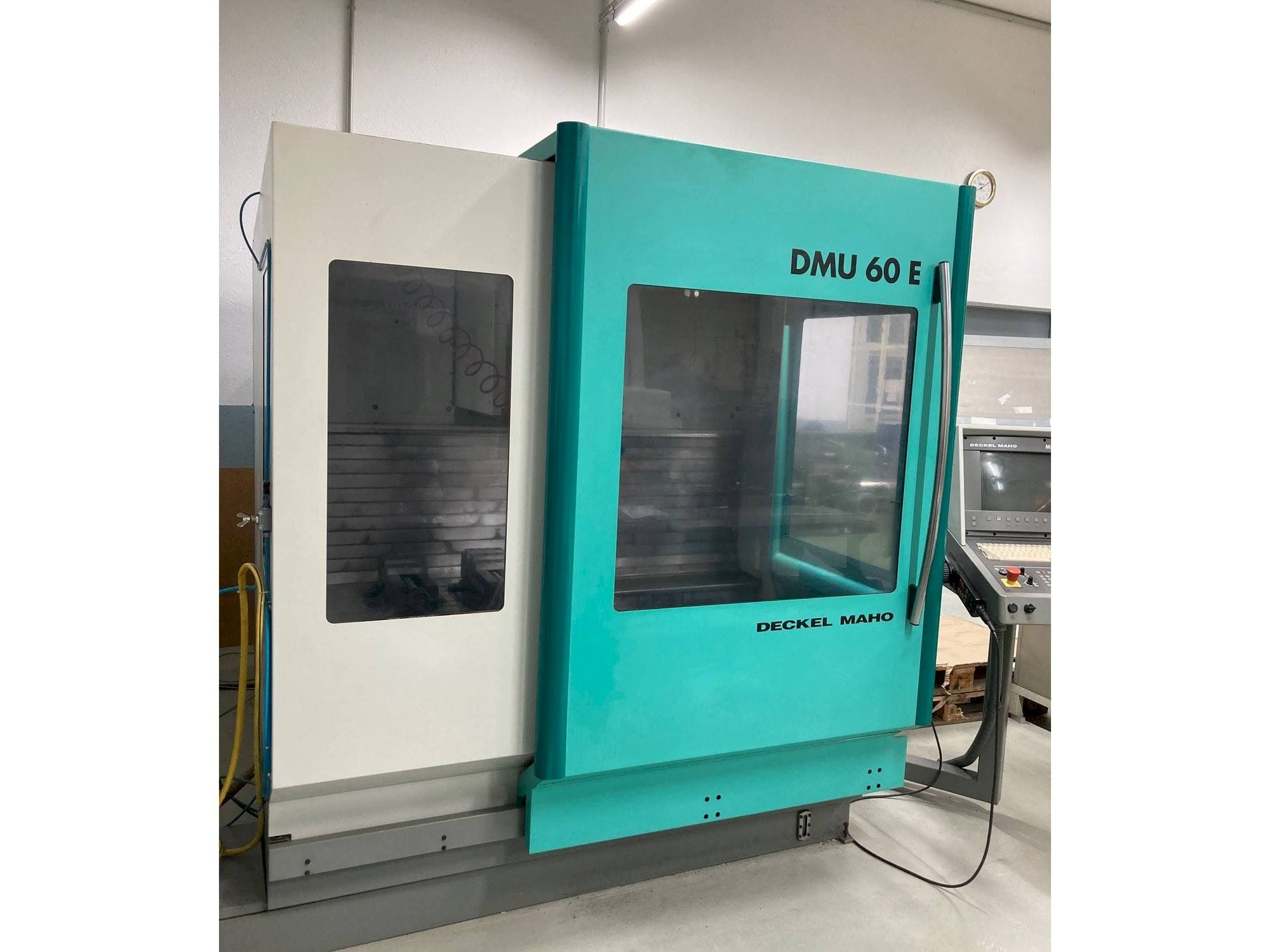 Prikaz stroja DECKEL MAHO DMU 60 E sprijeda