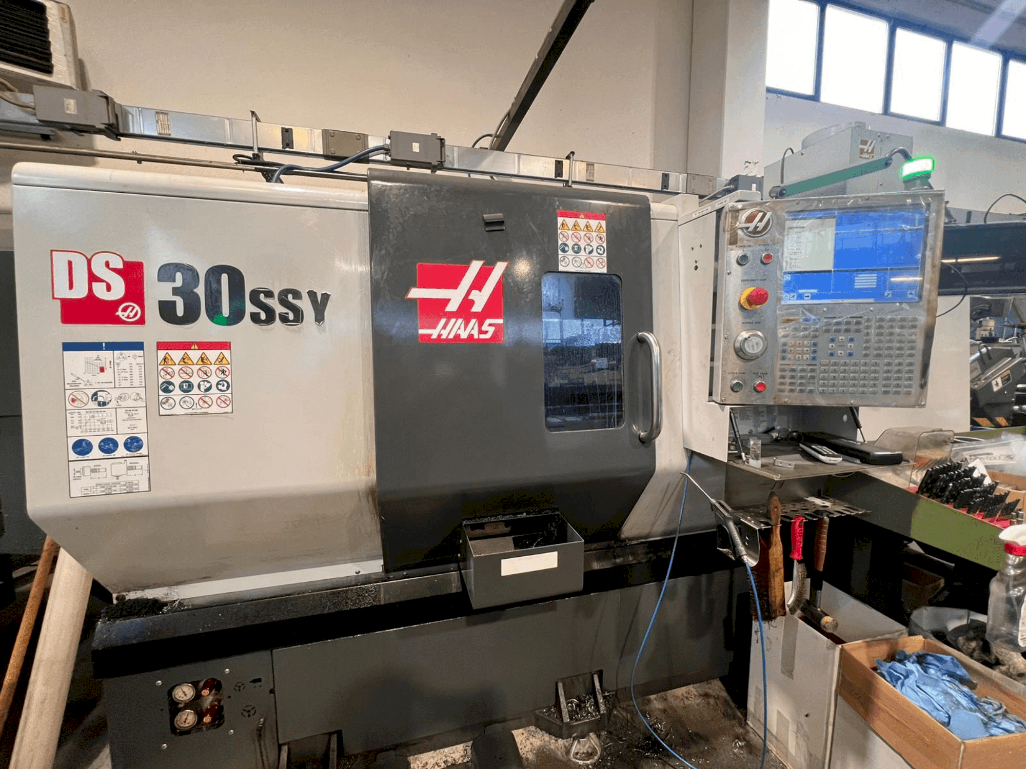 Prikaz  stroja HAAS DS-30SSY  sprijeda