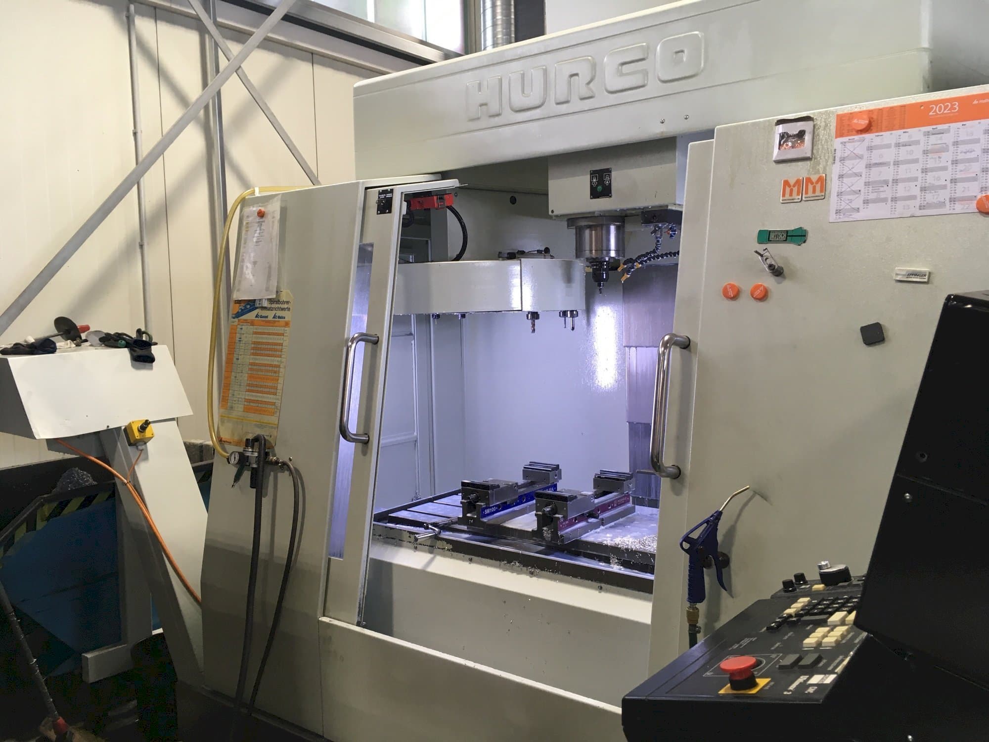 Prikaz stroja Hurco BAC 30 HTM sprijeda