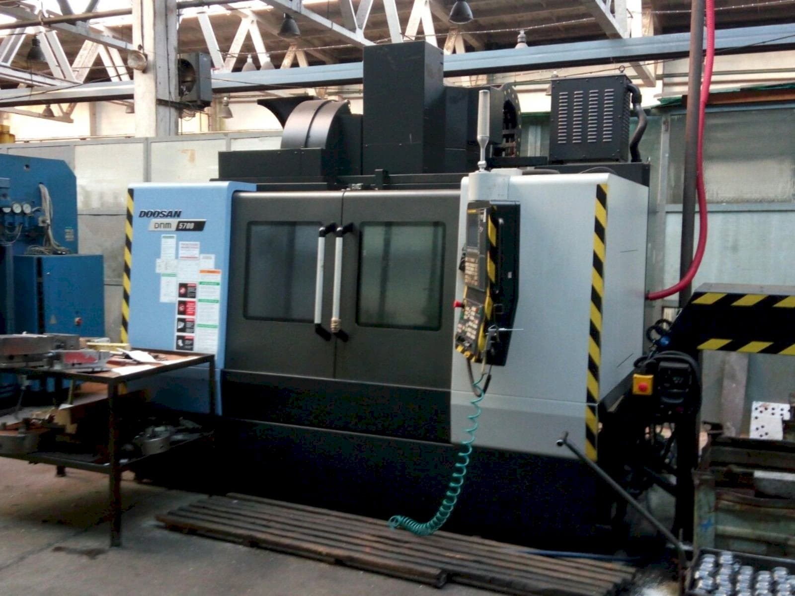 Prikaz stroja Doosan DNM 5700 sprijeda